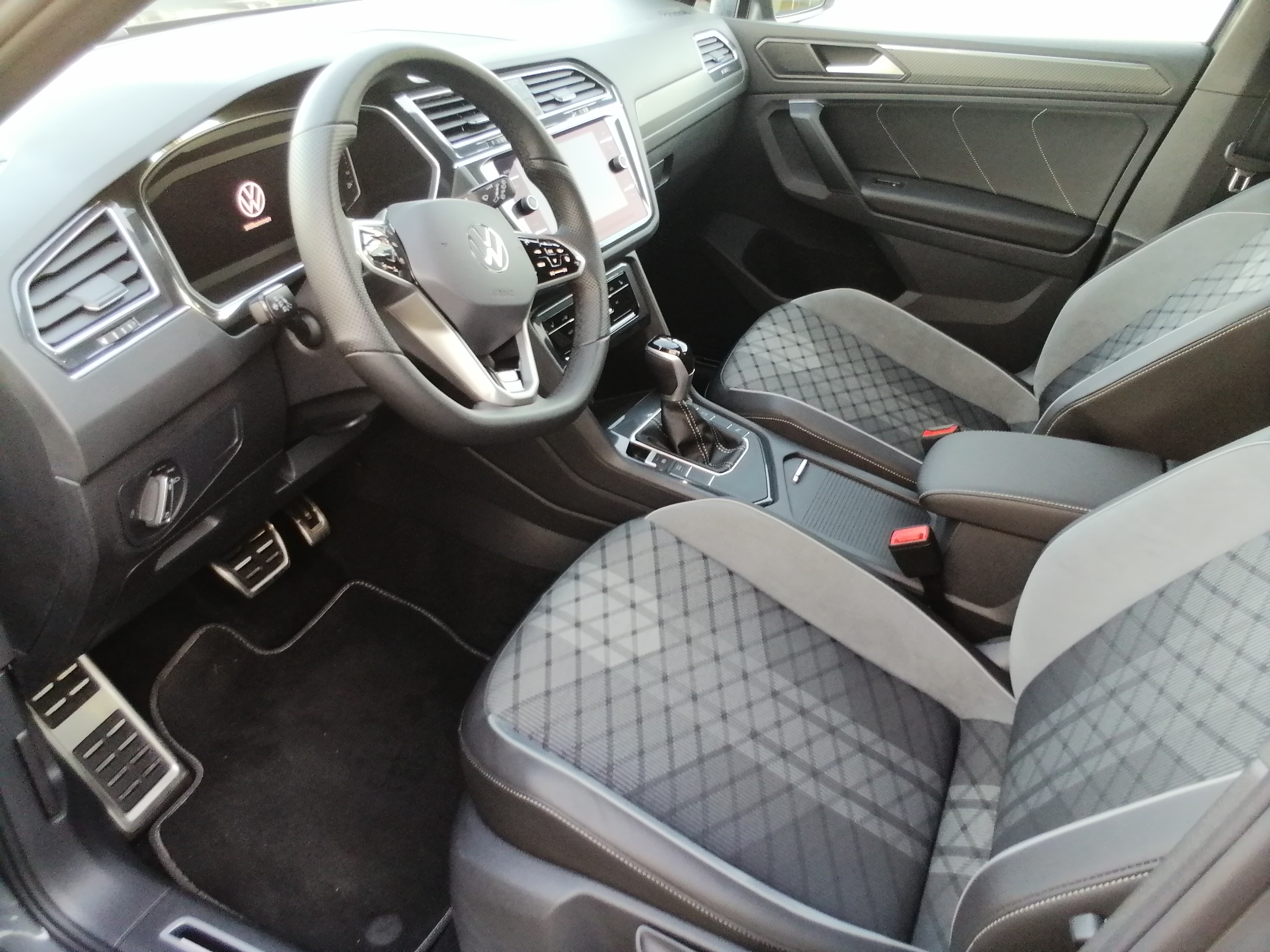 VW TIGUAN 1,5 TSI DSG R-Line AHK ACC LED