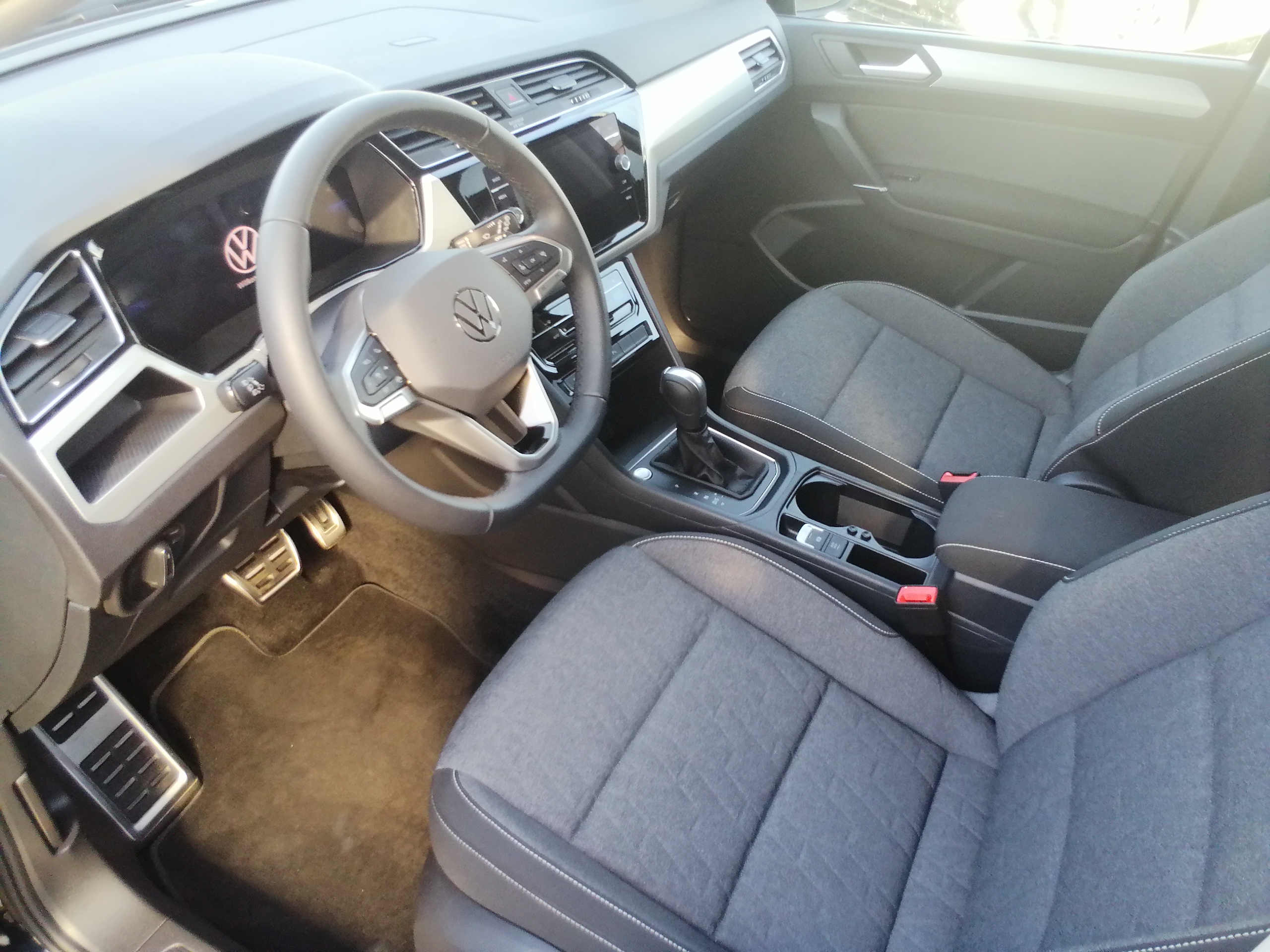 VW TOURAN 1,5 TSI DSG Move IQ AHK KAM ACC APP