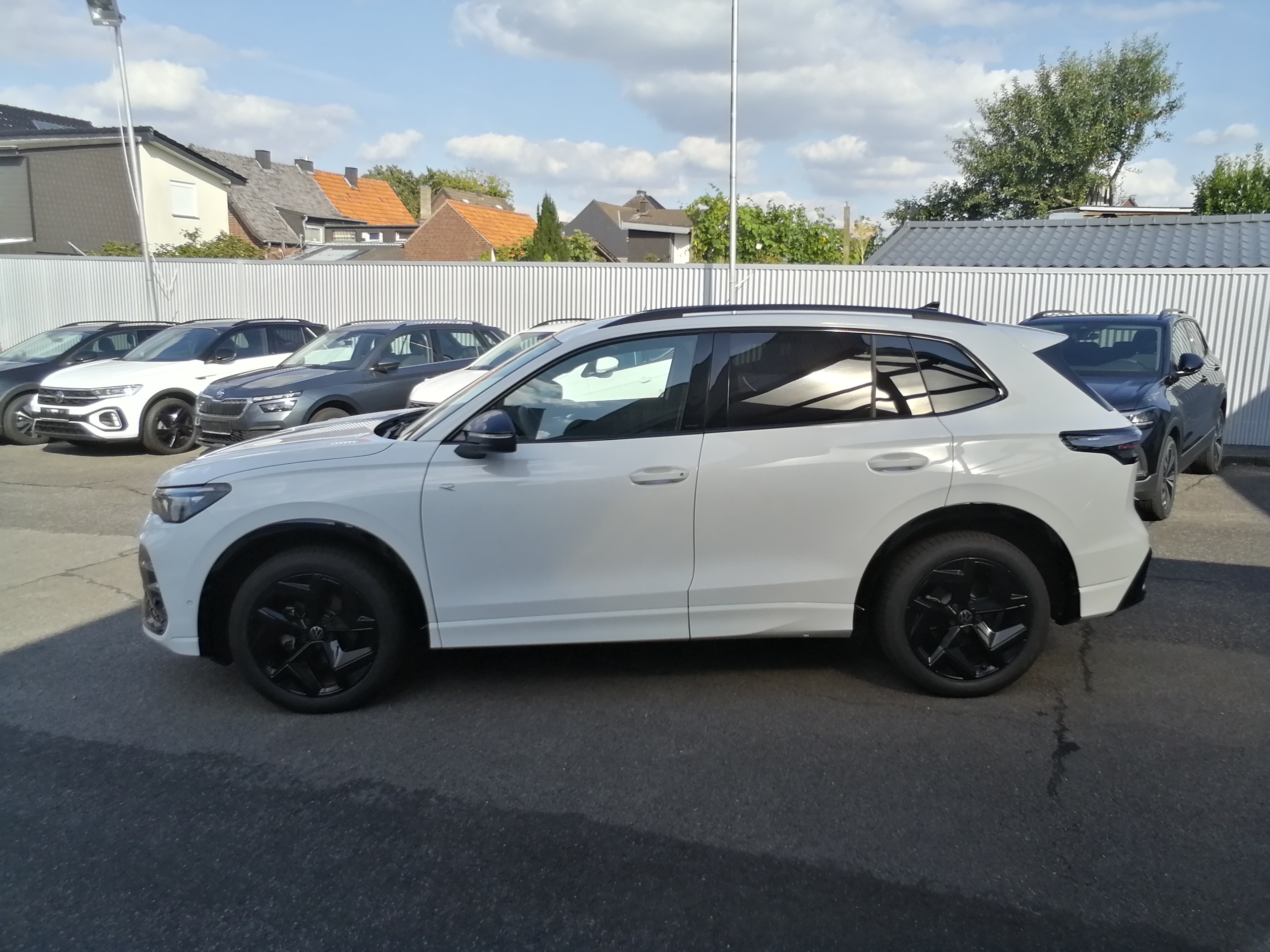 VW TIGUAN 1.5eTSI 150 PS R-Line LED NAVI AHK EPaket Black Style