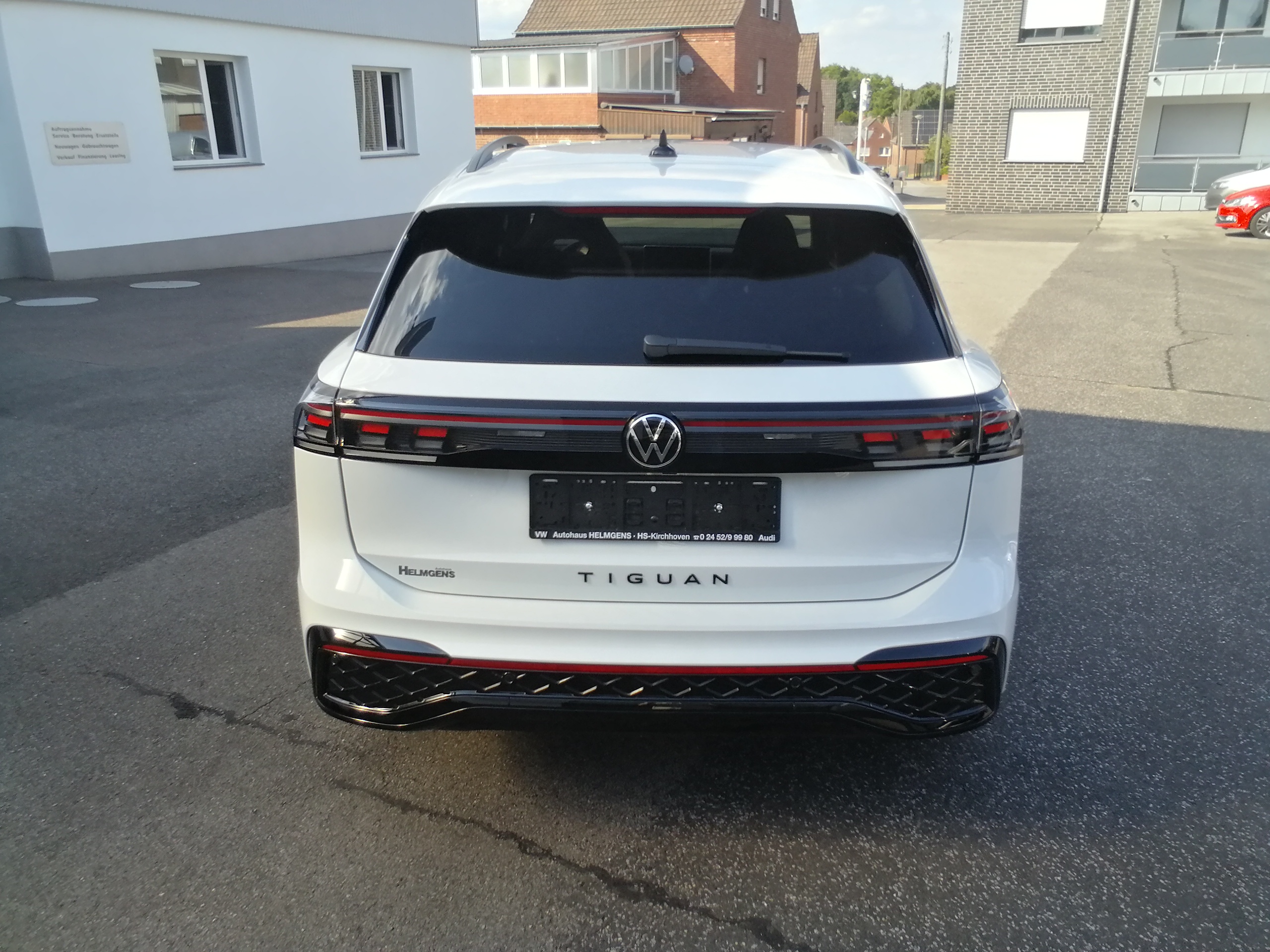 VW TIGUAN 1.5eTSI 150 PS R-Line LED NAVI AHK EPaket Black Style