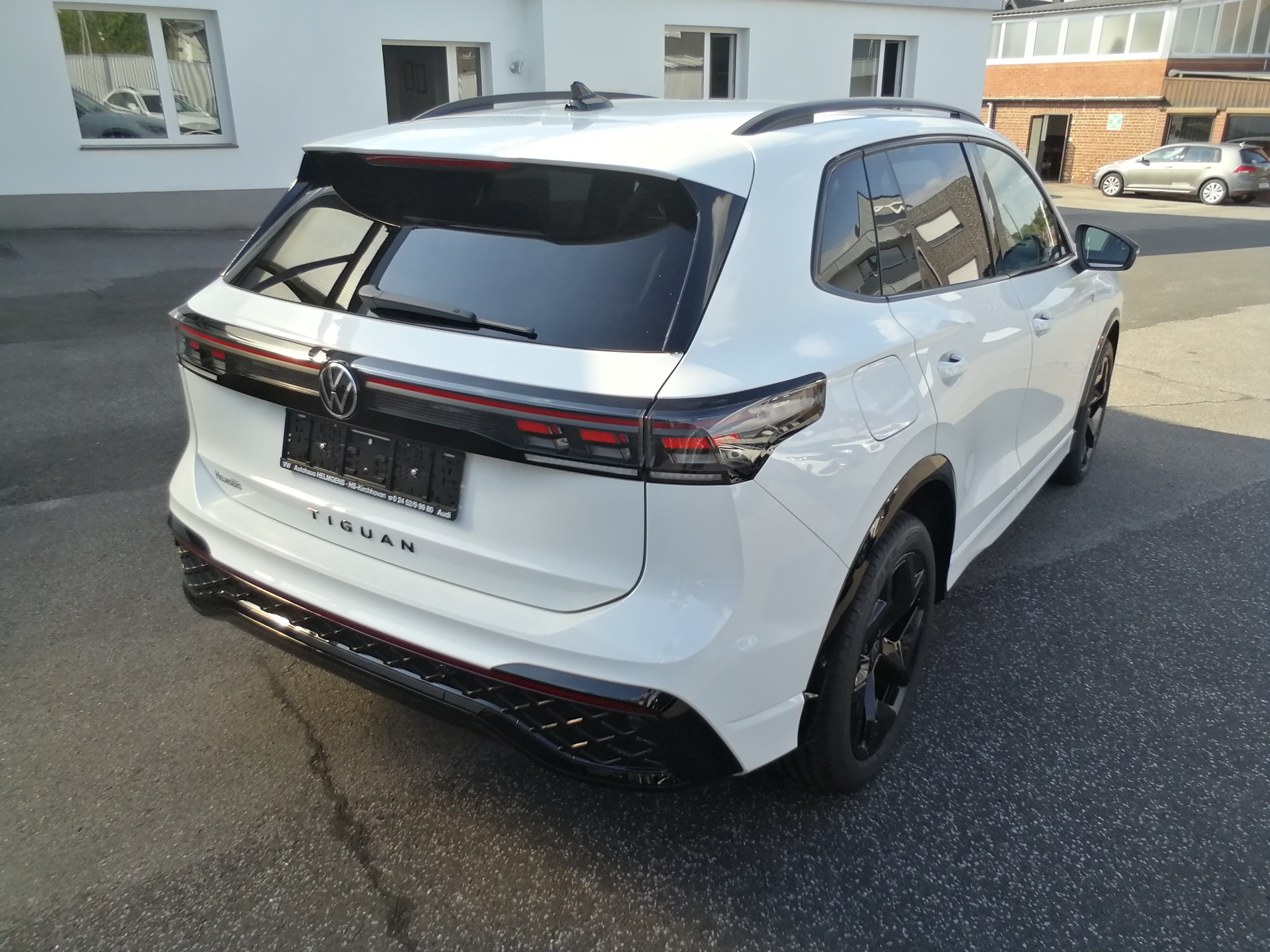 VW TIGUAN 1.5eTSI 150 PS R-Line LED NAVI AHK EPaket Black Style