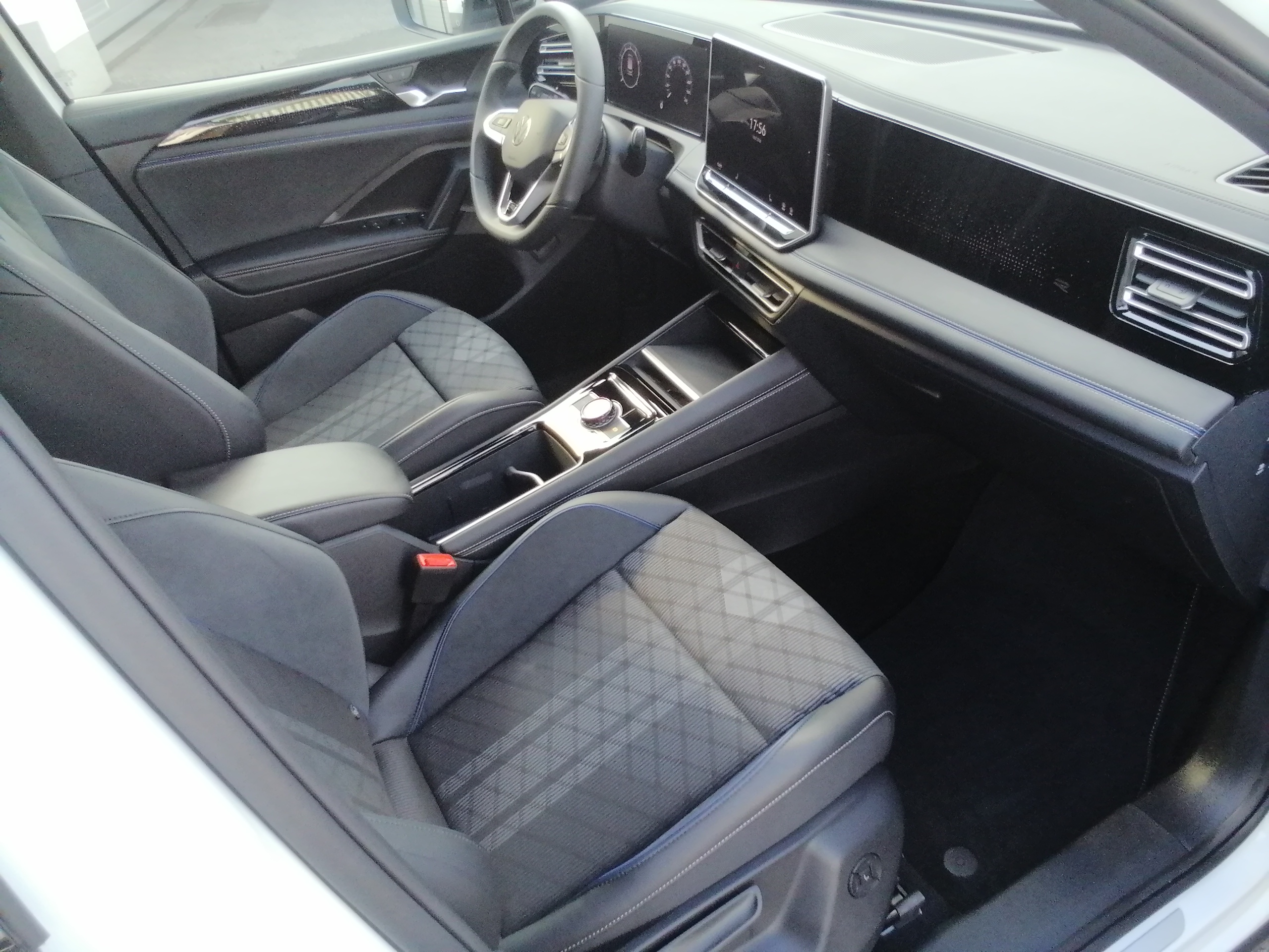 VW TIGUAN 1.5eTSI 150 PS R-Line LED NAVI AHK EPaket Black Style