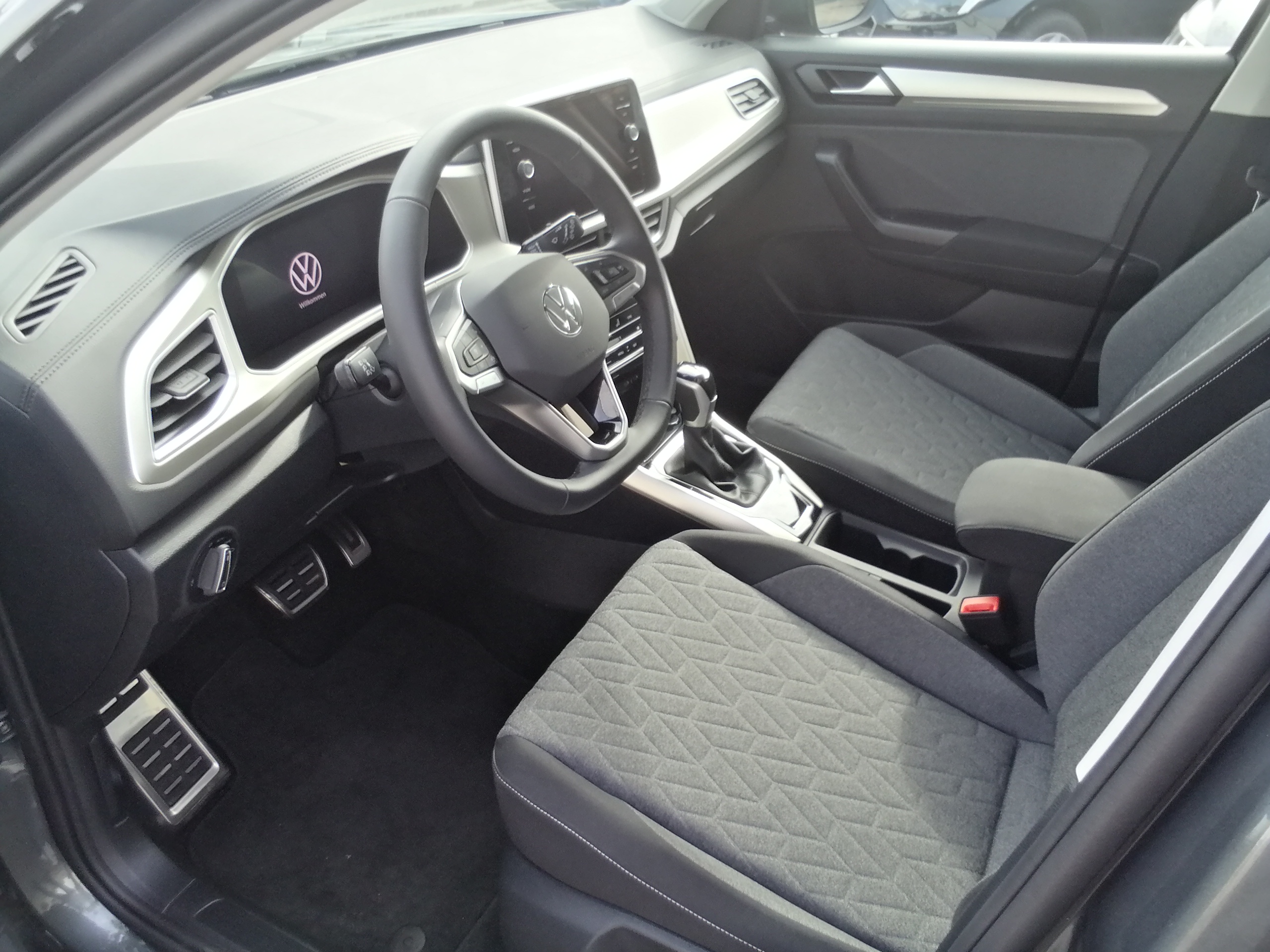 VW T-ROC 1,5 TSI DSG Move LED ACC LMF APP SHZ Sprachst