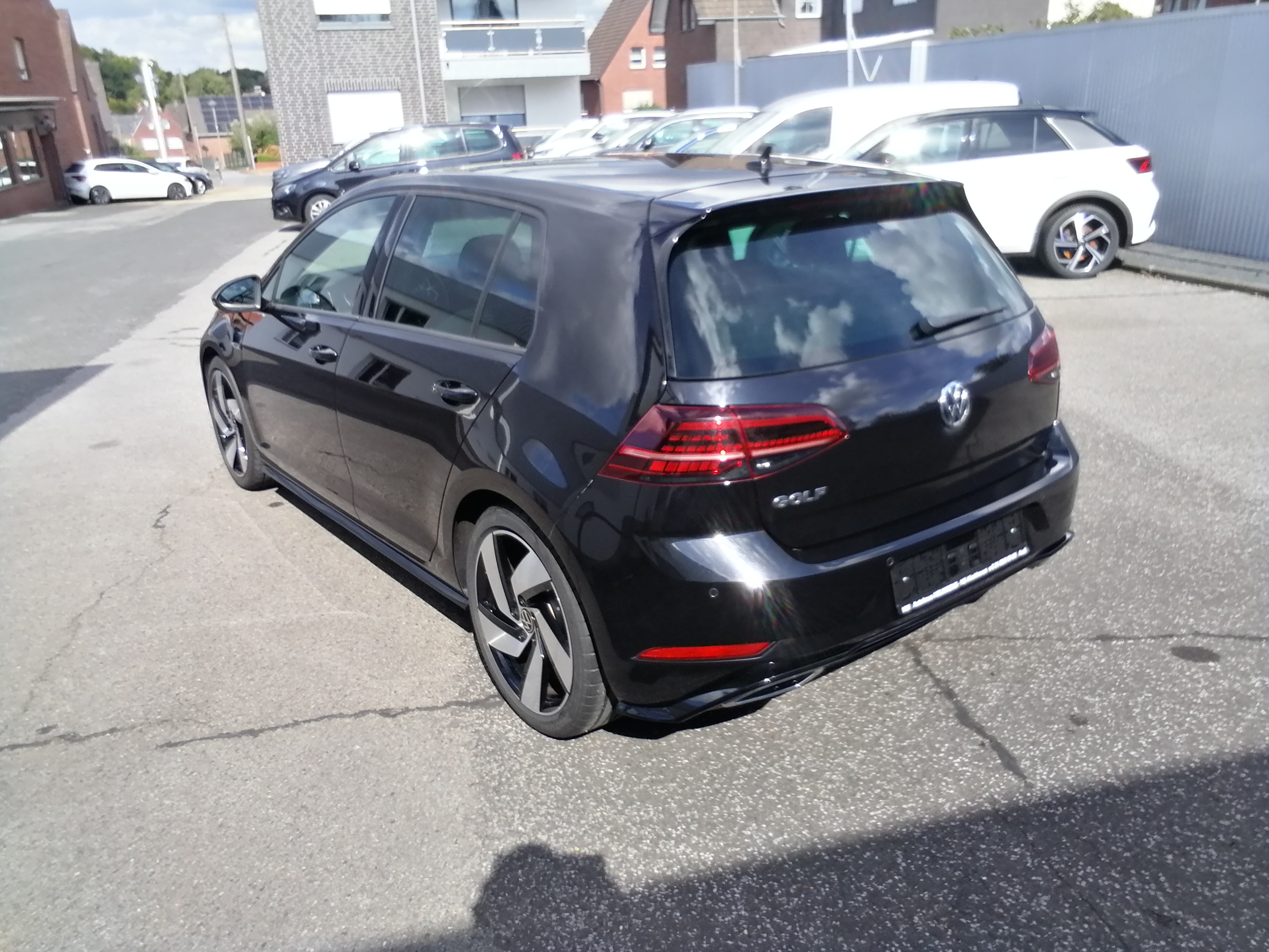 VW GOLF 1,5 TSI Highline R-Line LED SHZ ACC KAM 18LMF