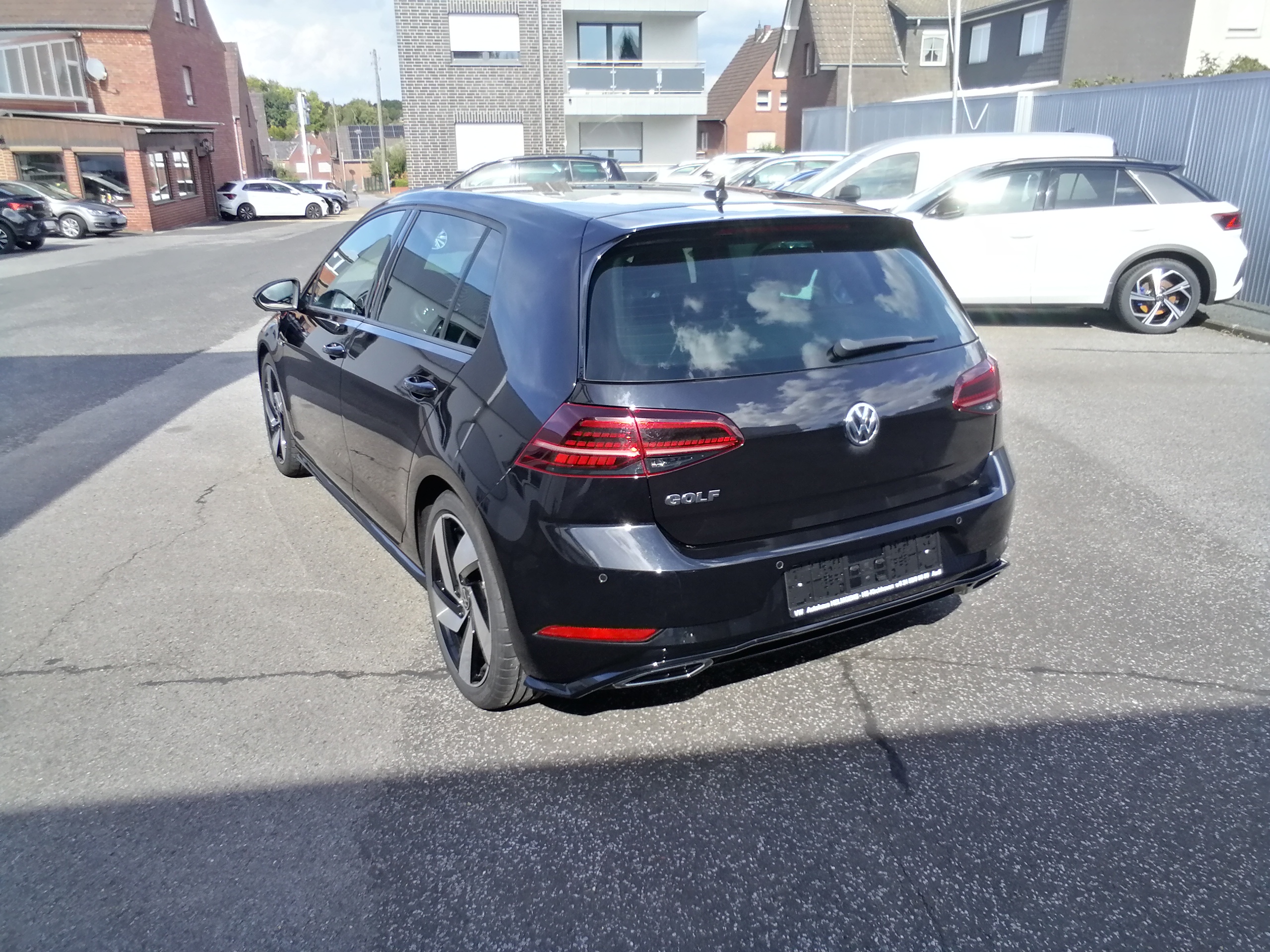 VW GOLF 1,5 TSI Highline R-Line LED SHZ ACC KAM 18LMF