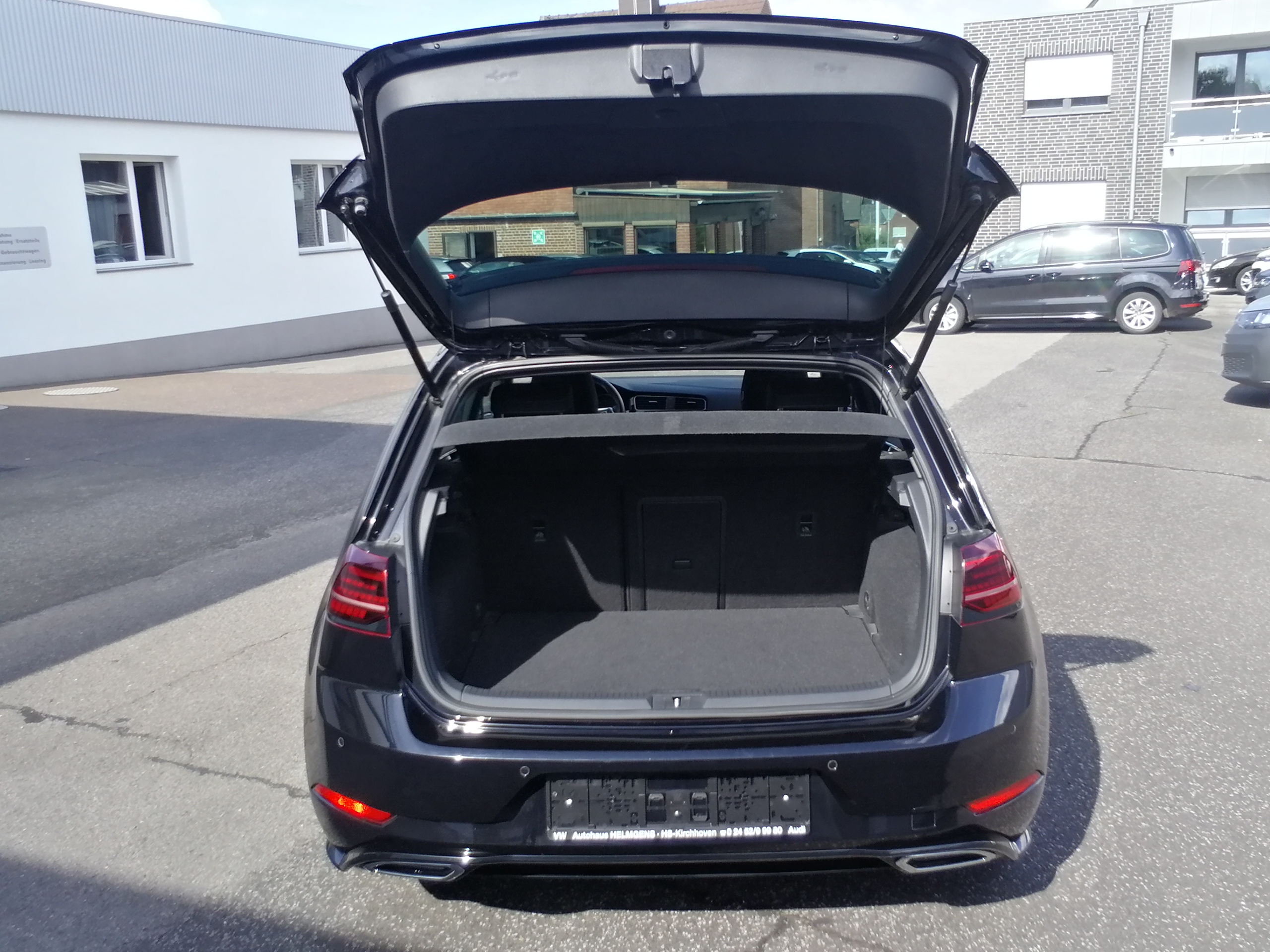 VW GOLF 1,5 TSI Highline R-Line LED SHZ ACC KAM 18LMF