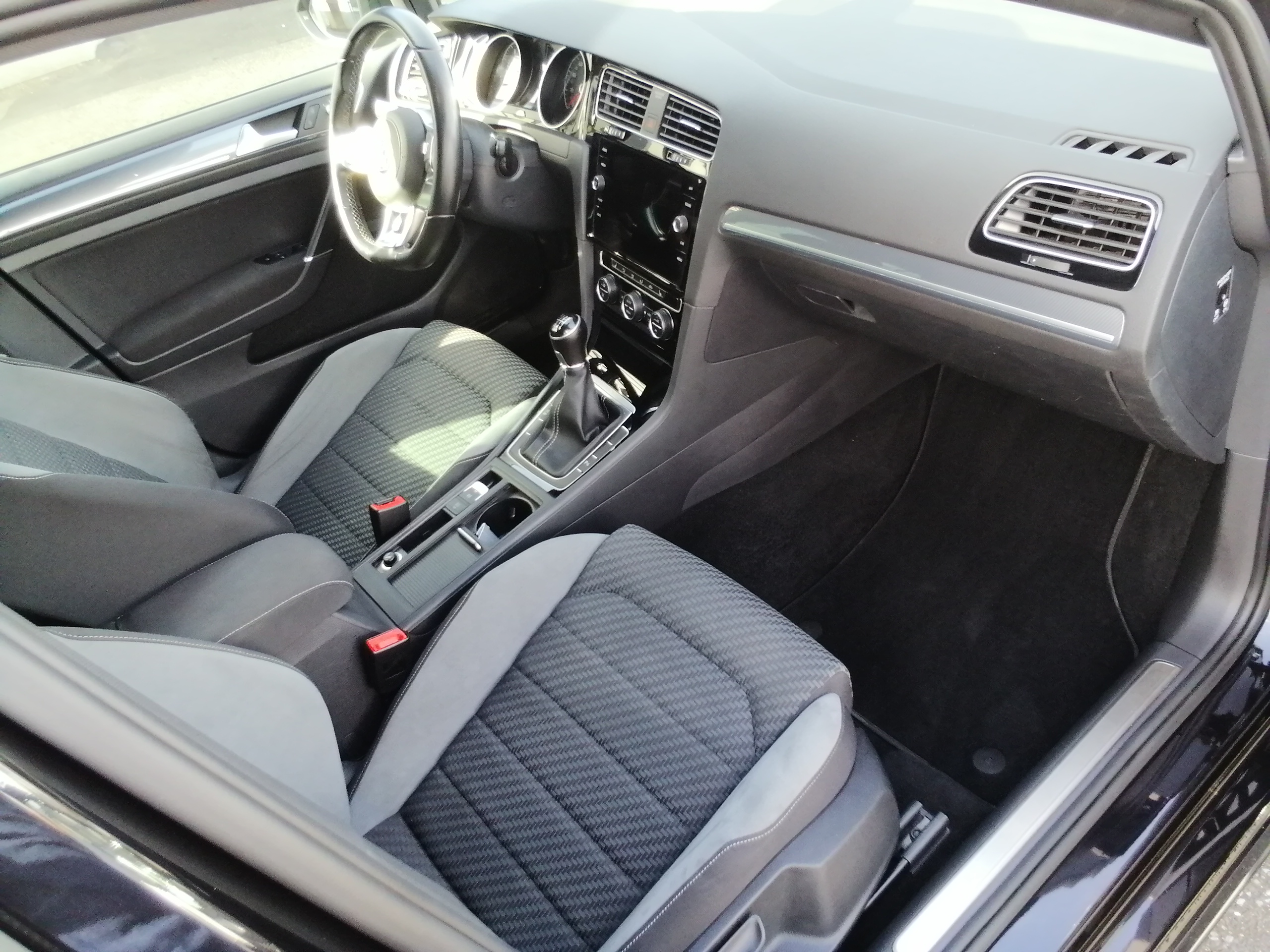 VW GOLF 1,5 TSI Highline R-Line LED SHZ ACC KAM 18LMF