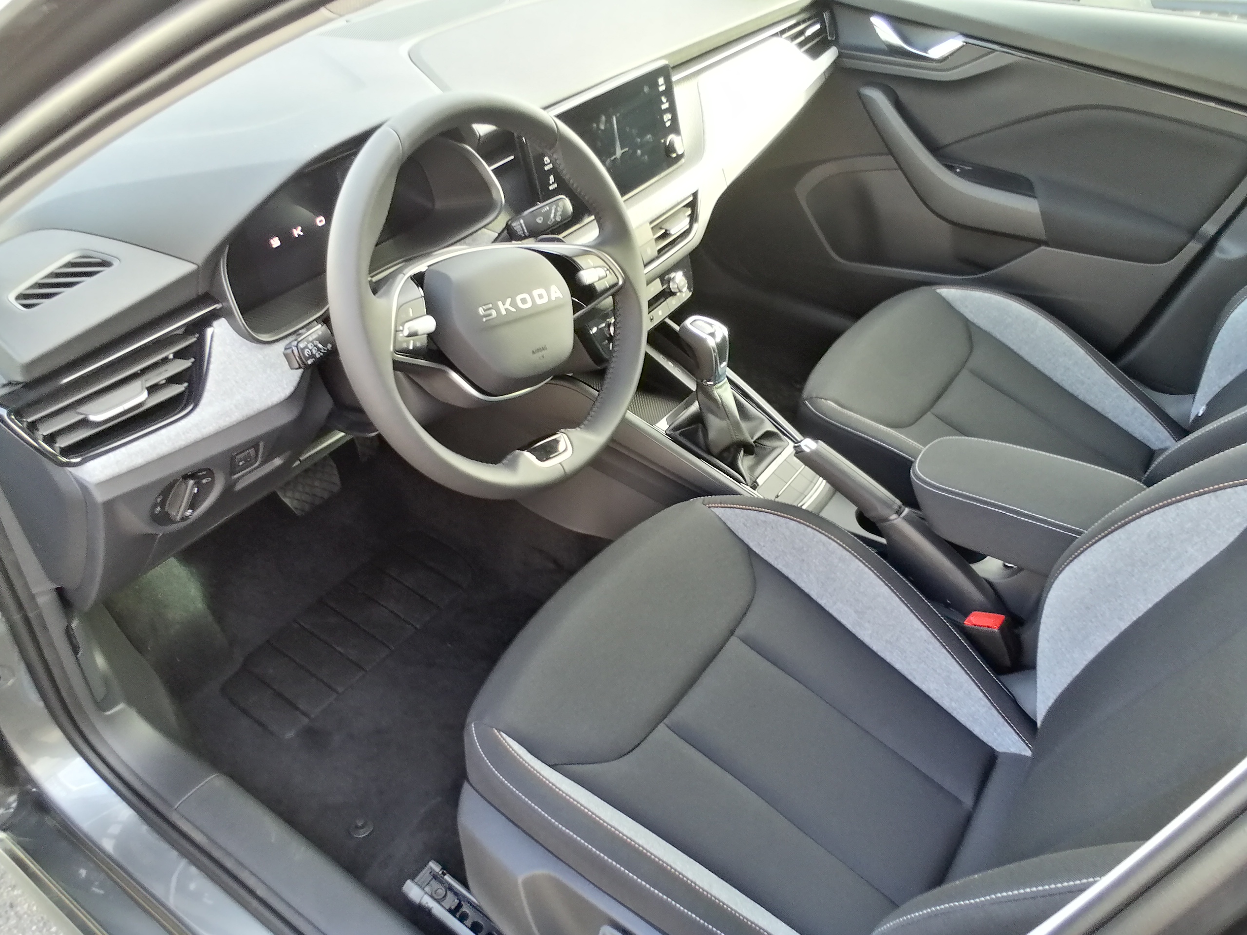 Skoda Kamiq 1,0 TSI DSG 130 Jahre LED AHK APP SHZ KAM GRA LMF