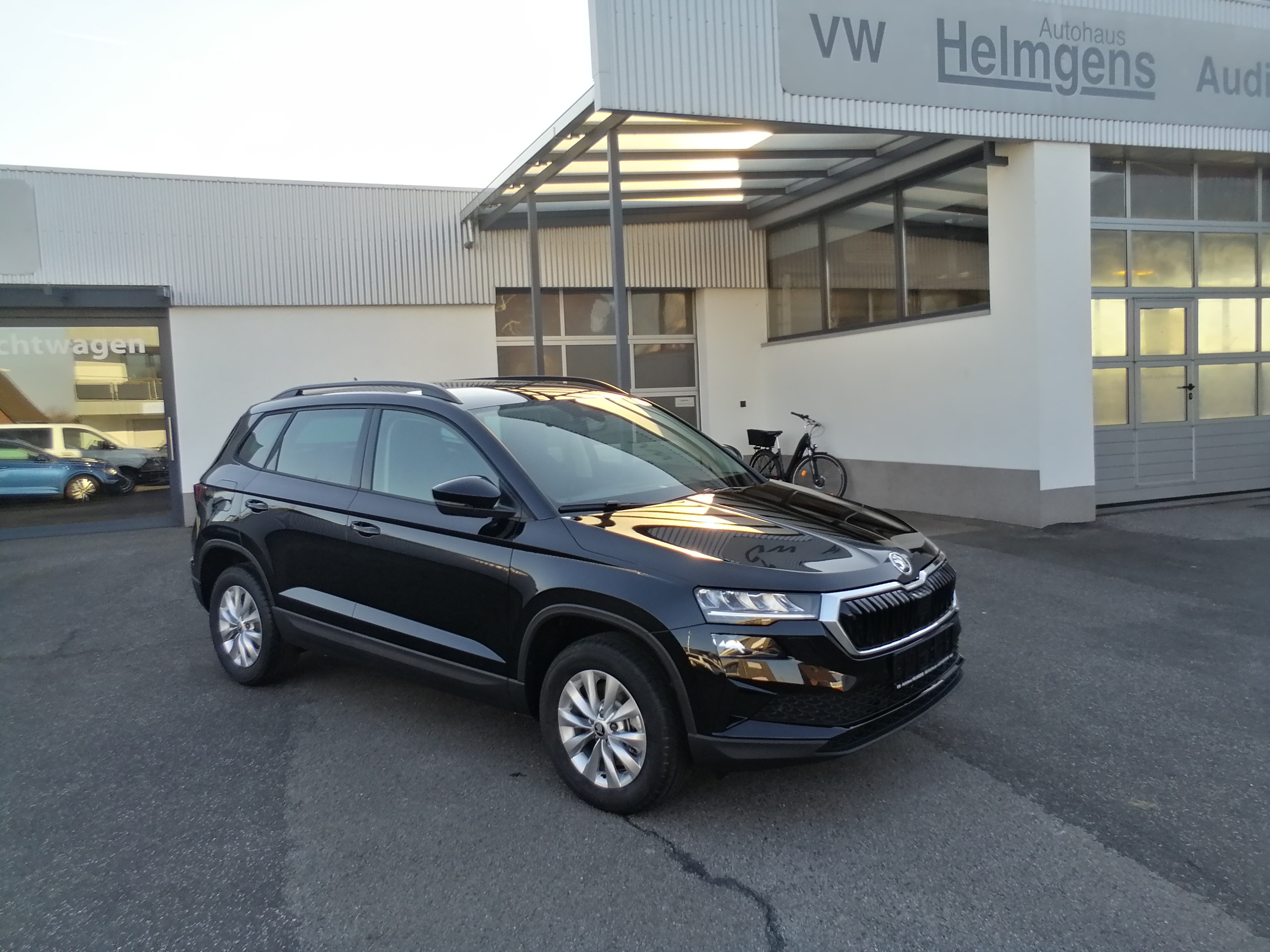 SKODA KAROQ 1.5 TSI 150PS DSG 130Jahre LED KAM KESSY GRA eHK
