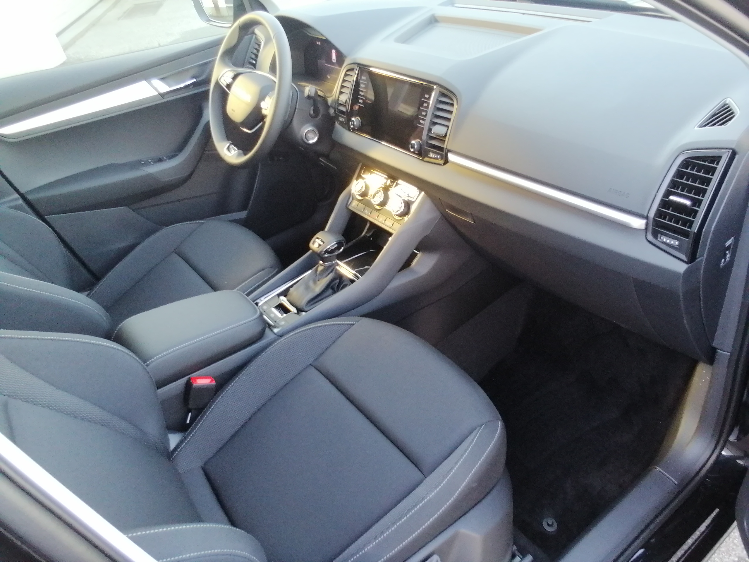 SKODA KAROQ 1.5 TSI 150PS DSG 130Jahre LED KAM KESSY GRA eHK