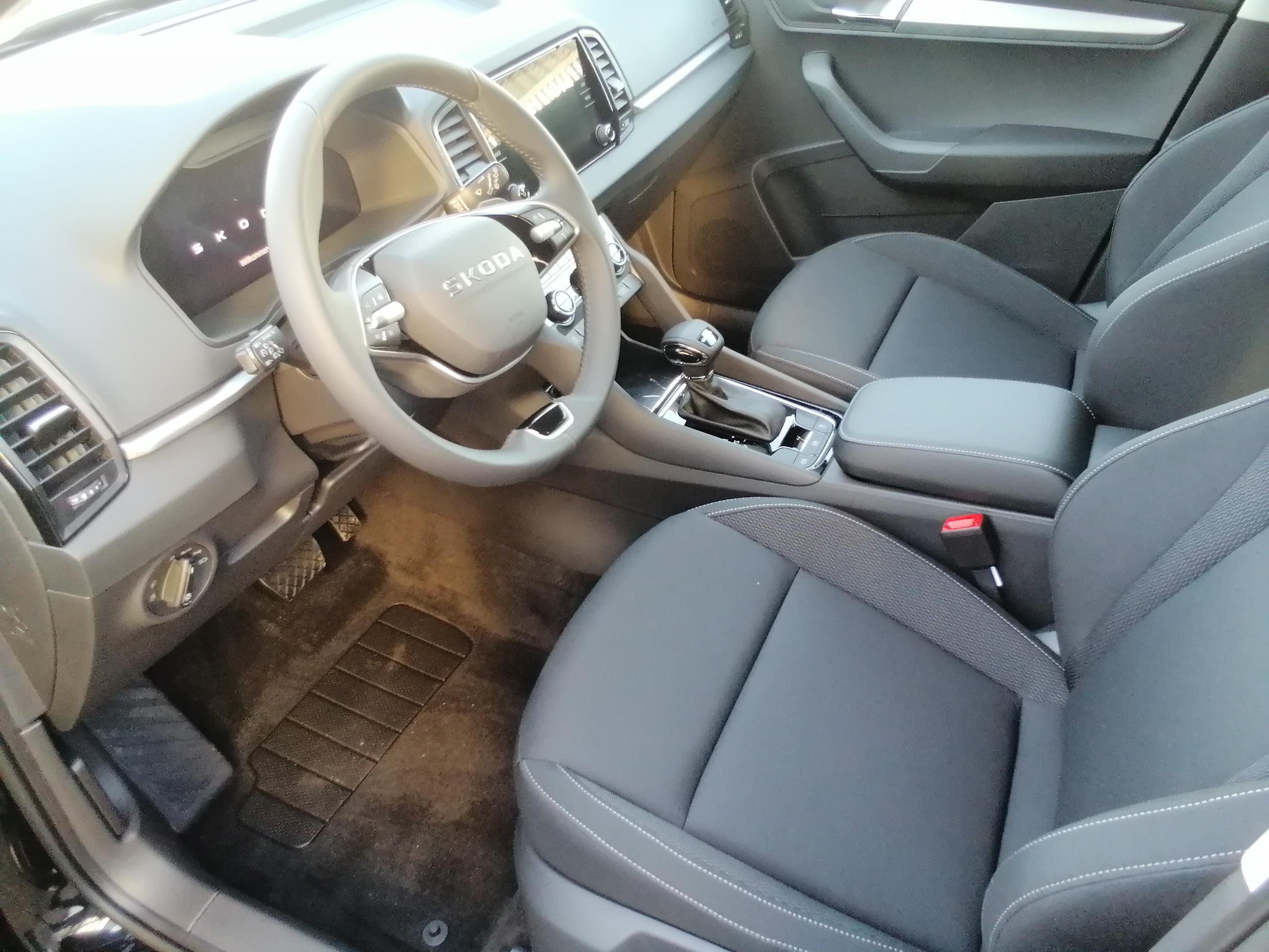 SKODA KAROQ 1.5 TSI 150PS DSG 130Jahre LED KAM KESSY GRA eHK