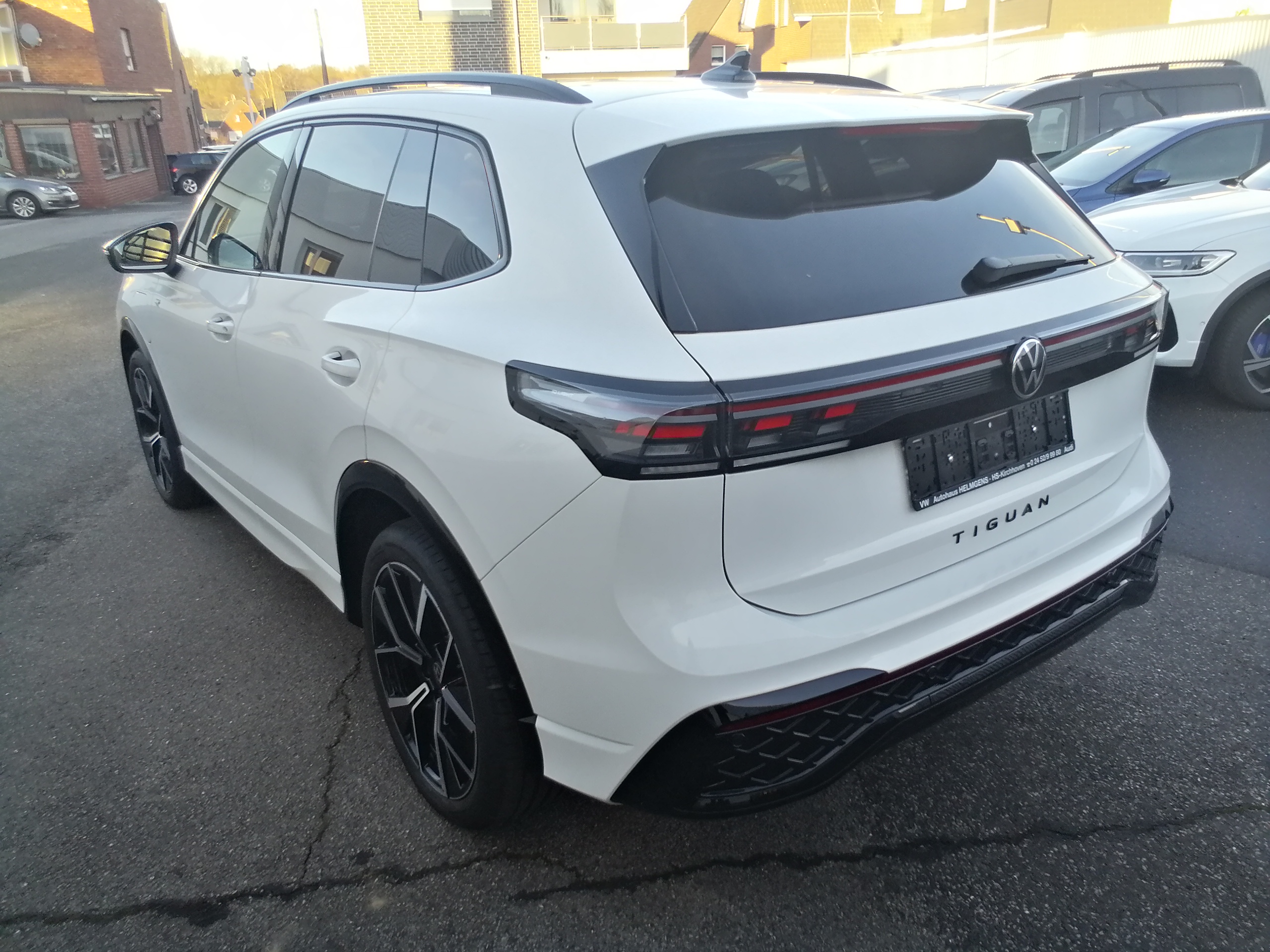 Volkswagen Tiguan 1.5 eHybrid R-Line PANO AHK NAVI ACC BlackStyle