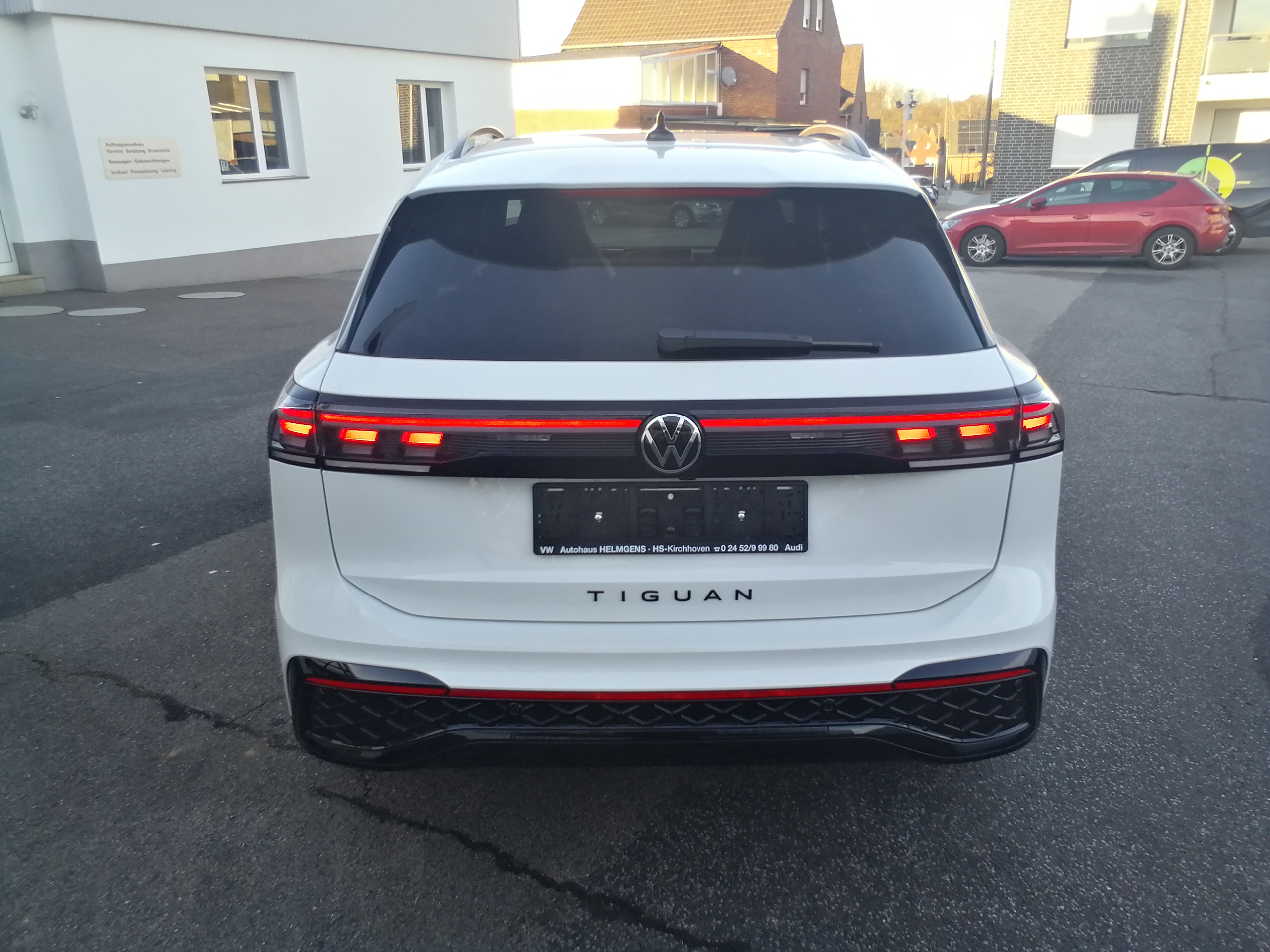 Volkswagen Tiguan 1.5 eHybrid R-Line PANO AHK NAVI ACC BlackStyle