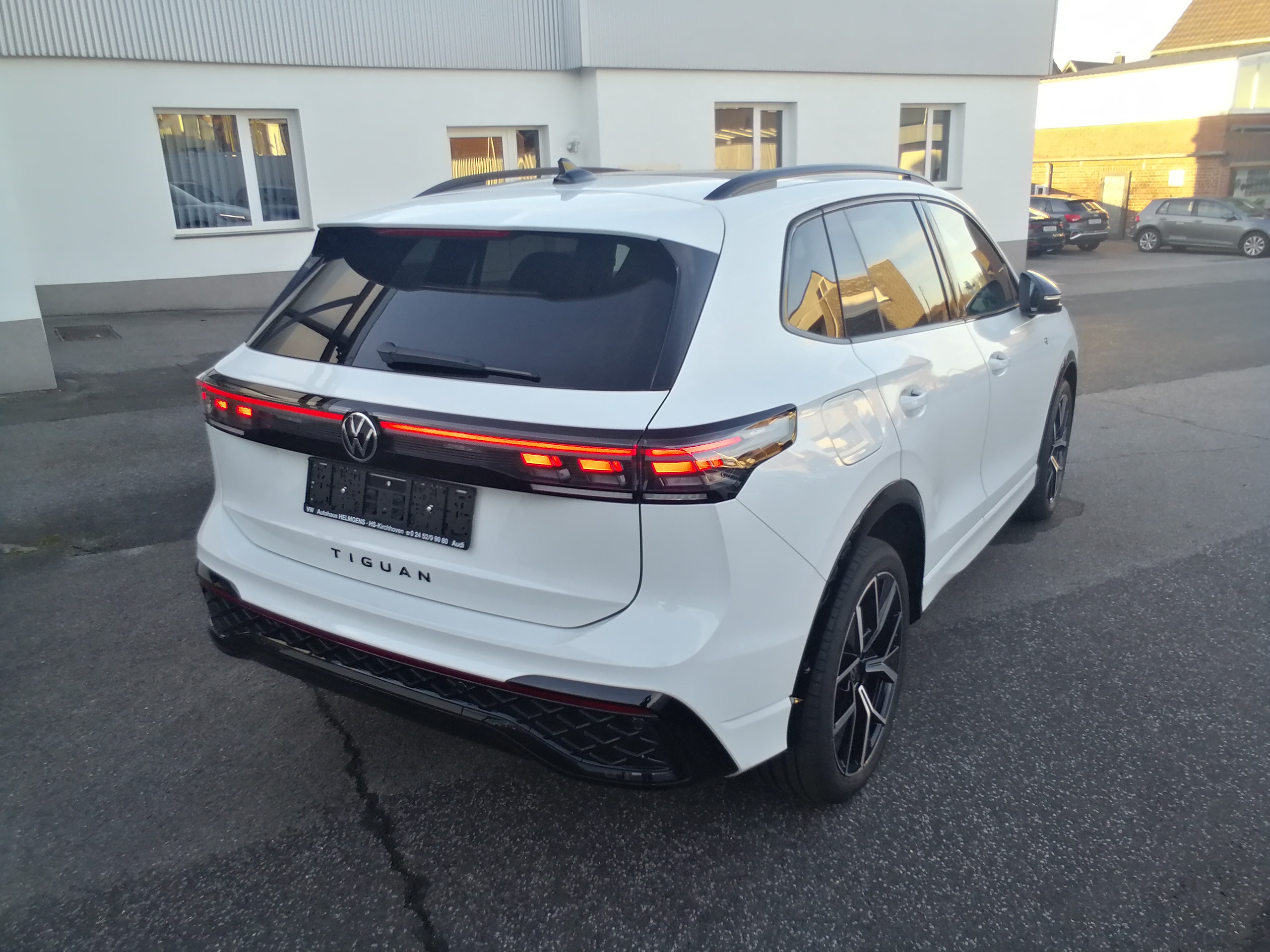 Volkswagen Tiguan 1.5 eHybrid R-Line PANO AHK NAVI ACC BlackStyle