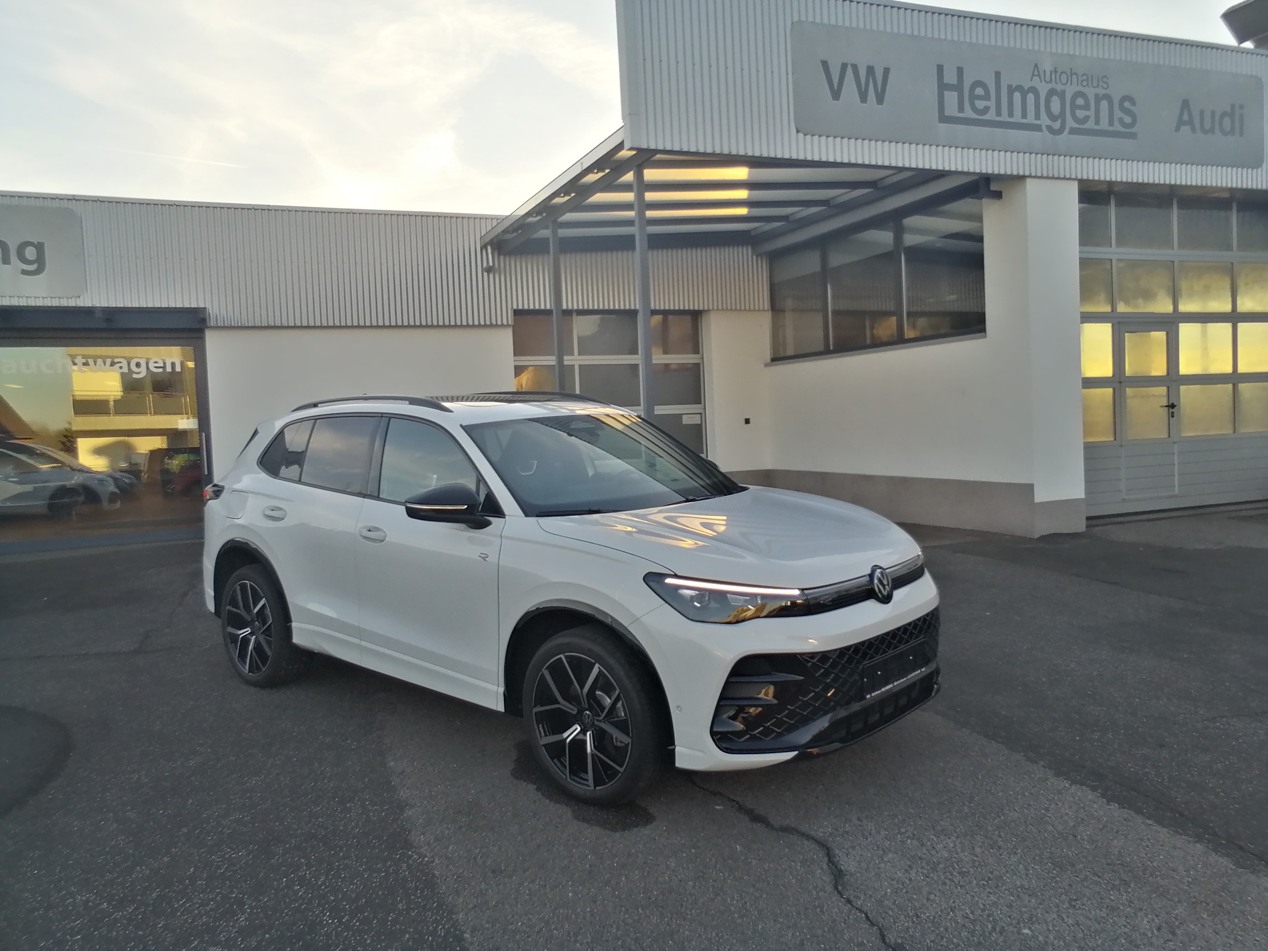 Volkswagen Tiguan 1.5 eHybrid R-Line PANO AHK NAVI ACC BlackStyle