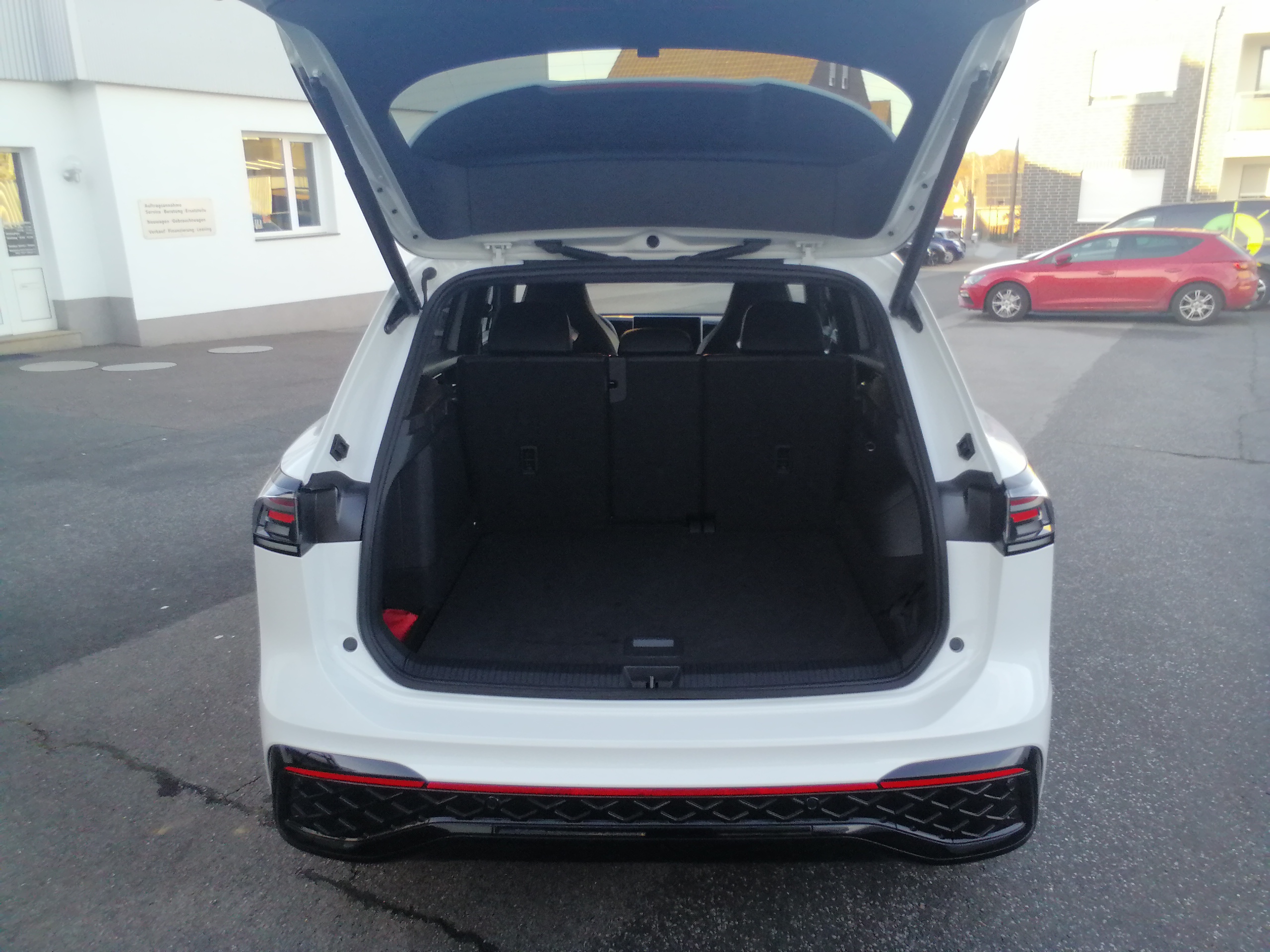 Volkswagen Tiguan 1.5 eHybrid R-Line PANO AHK NAVI ACC BlackStyle