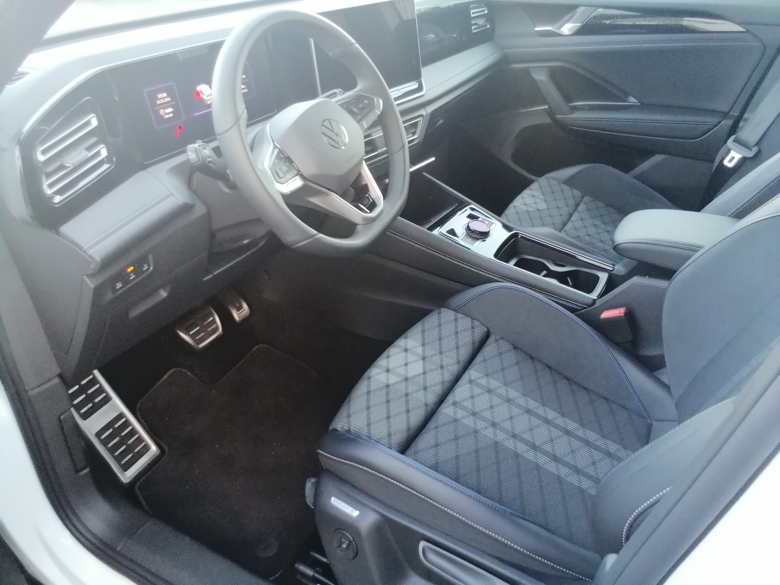 Volkswagen Tiguan 1.5 eHybrid R-Line PANO AHK NAVI ACC BlackStyle