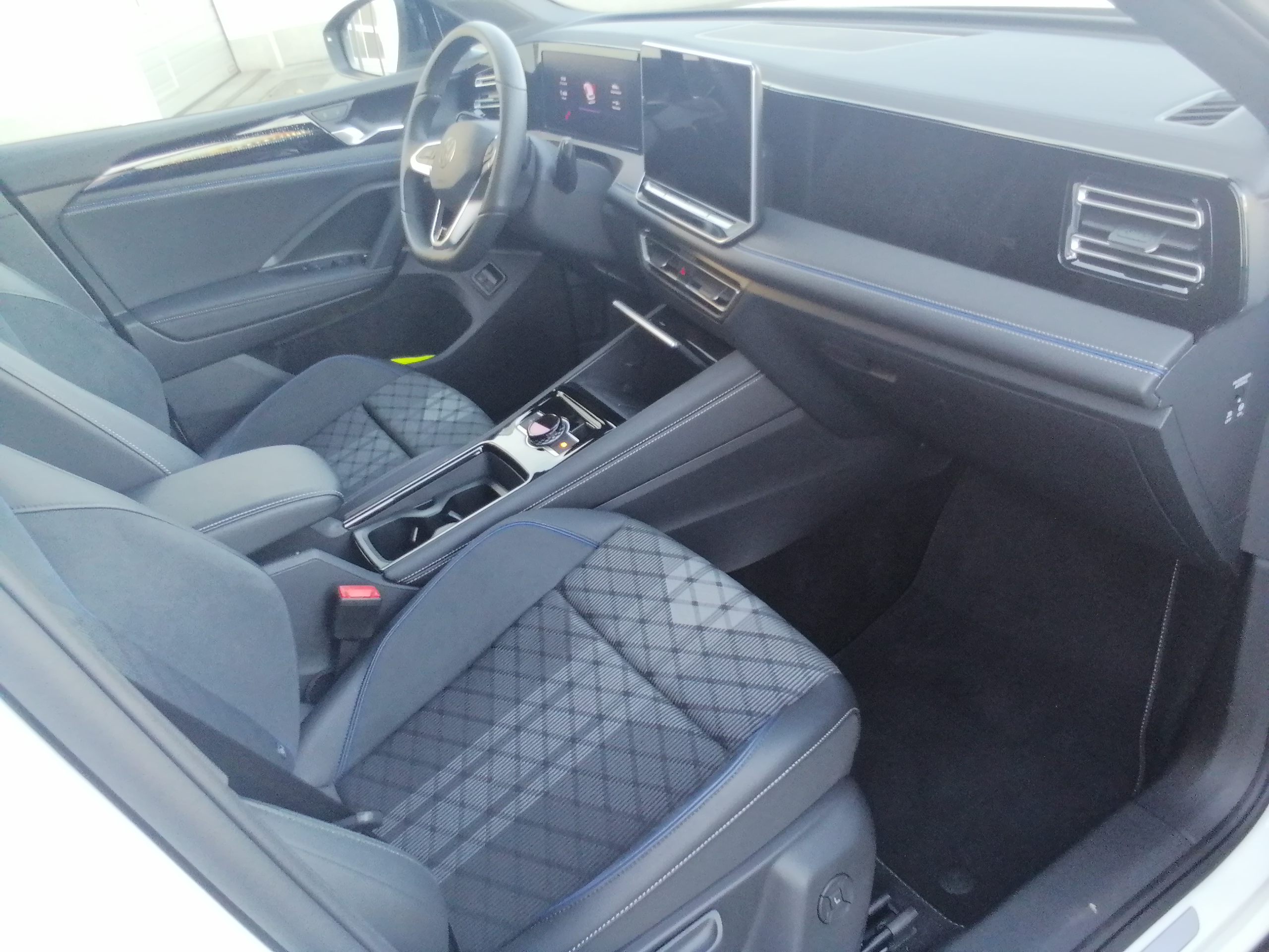 Volkswagen Tiguan 1.5 eHybrid R-Line PANO AHK NAVI ACC BlackStyle