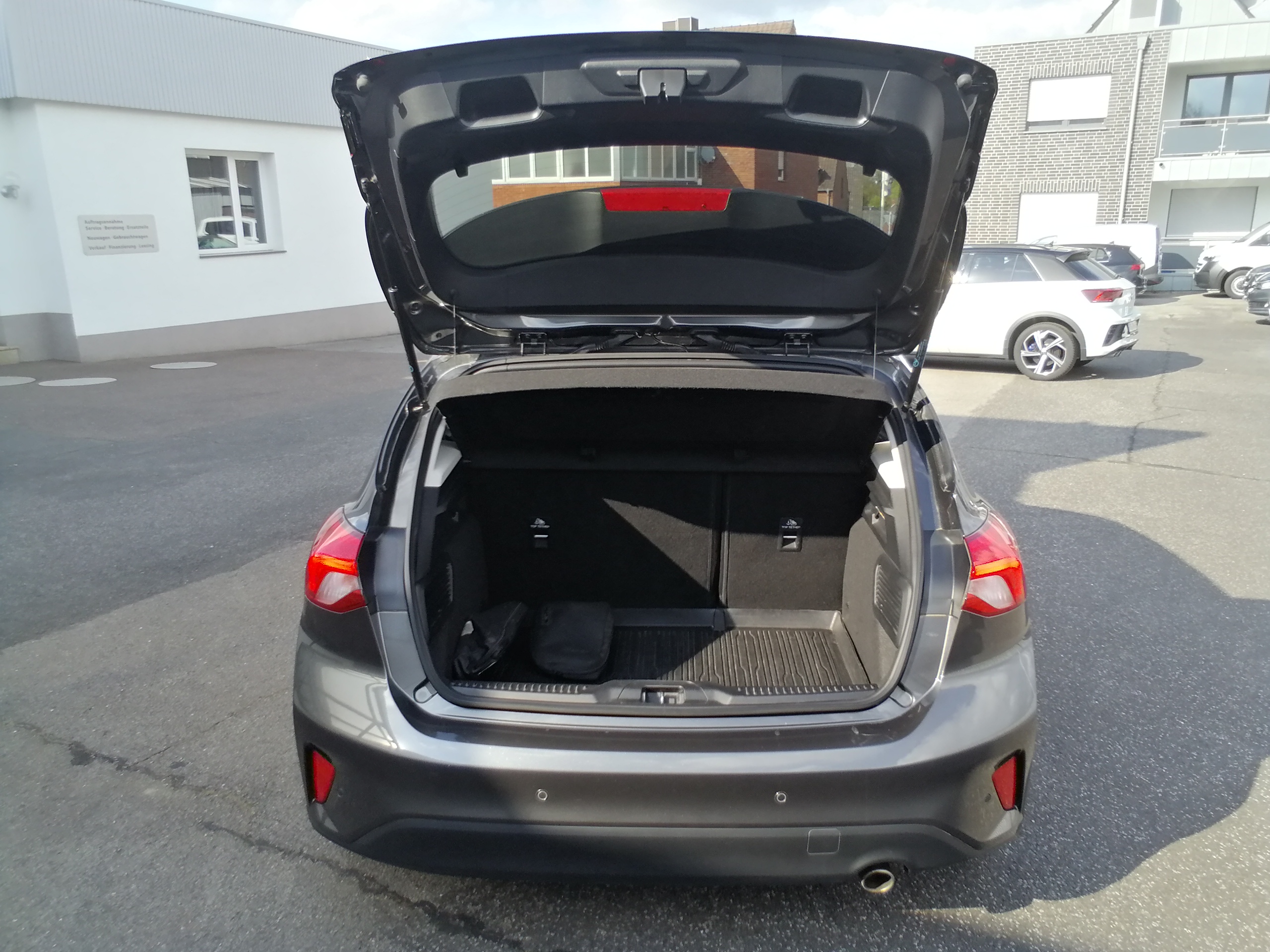 Ford Focus Titanium 1,5 TDCI AUTOMATIK LED AHK KAM NAVI PANO SHZ ACC