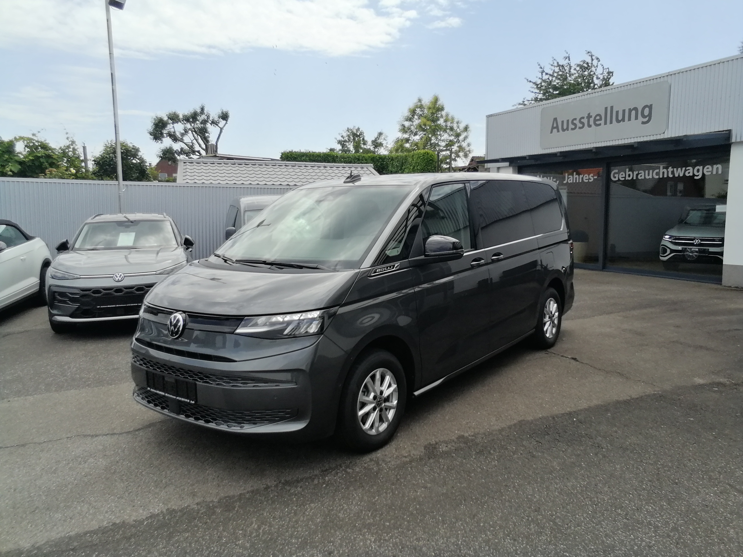 Volkswagen T7 Multivan 150 PS DSG Basis lang LED AHK ACC SHZ