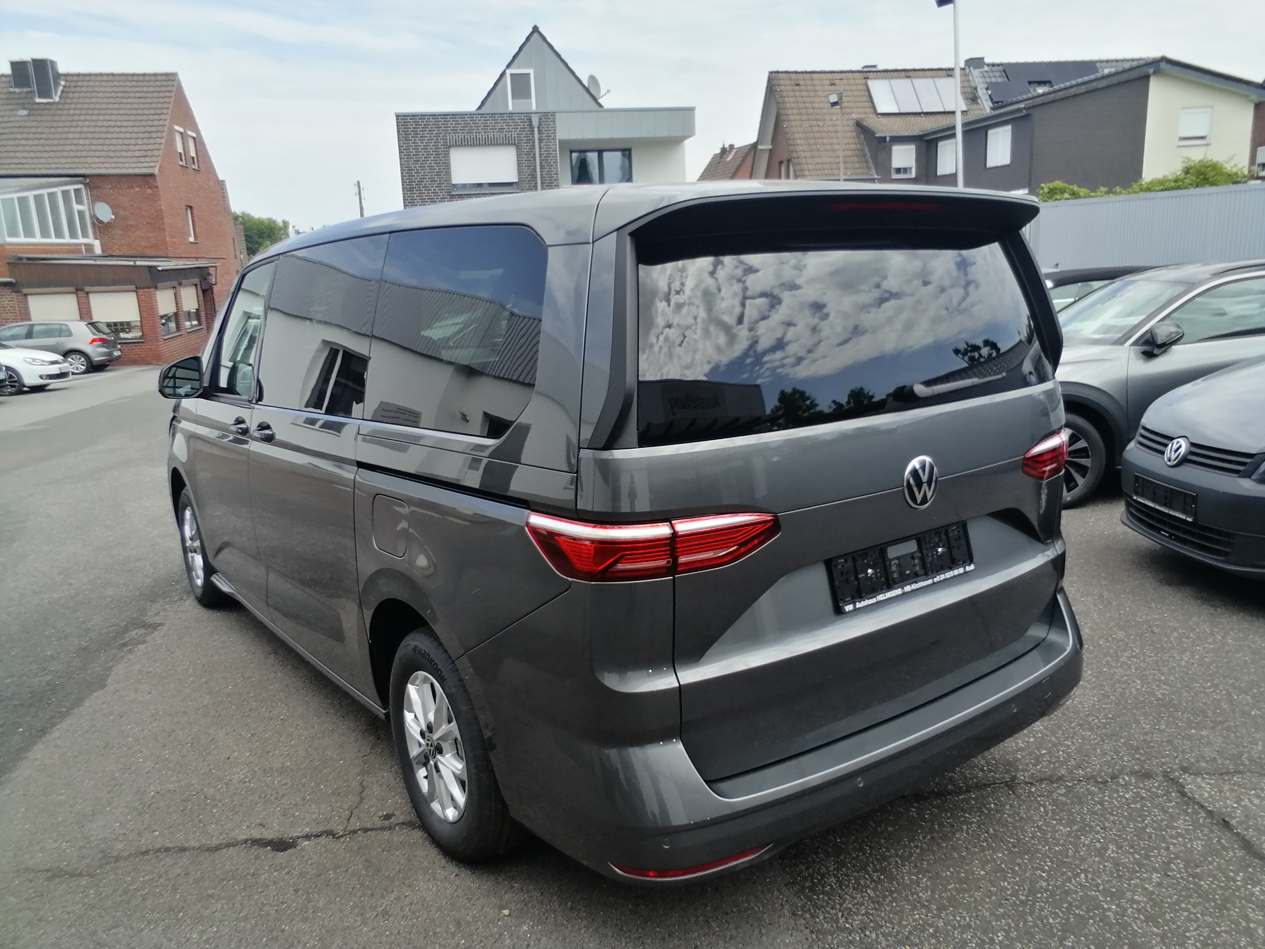 Volkswagen T7 Multivan 150 PS DSG Basis lang LED AHK ACC SHZ