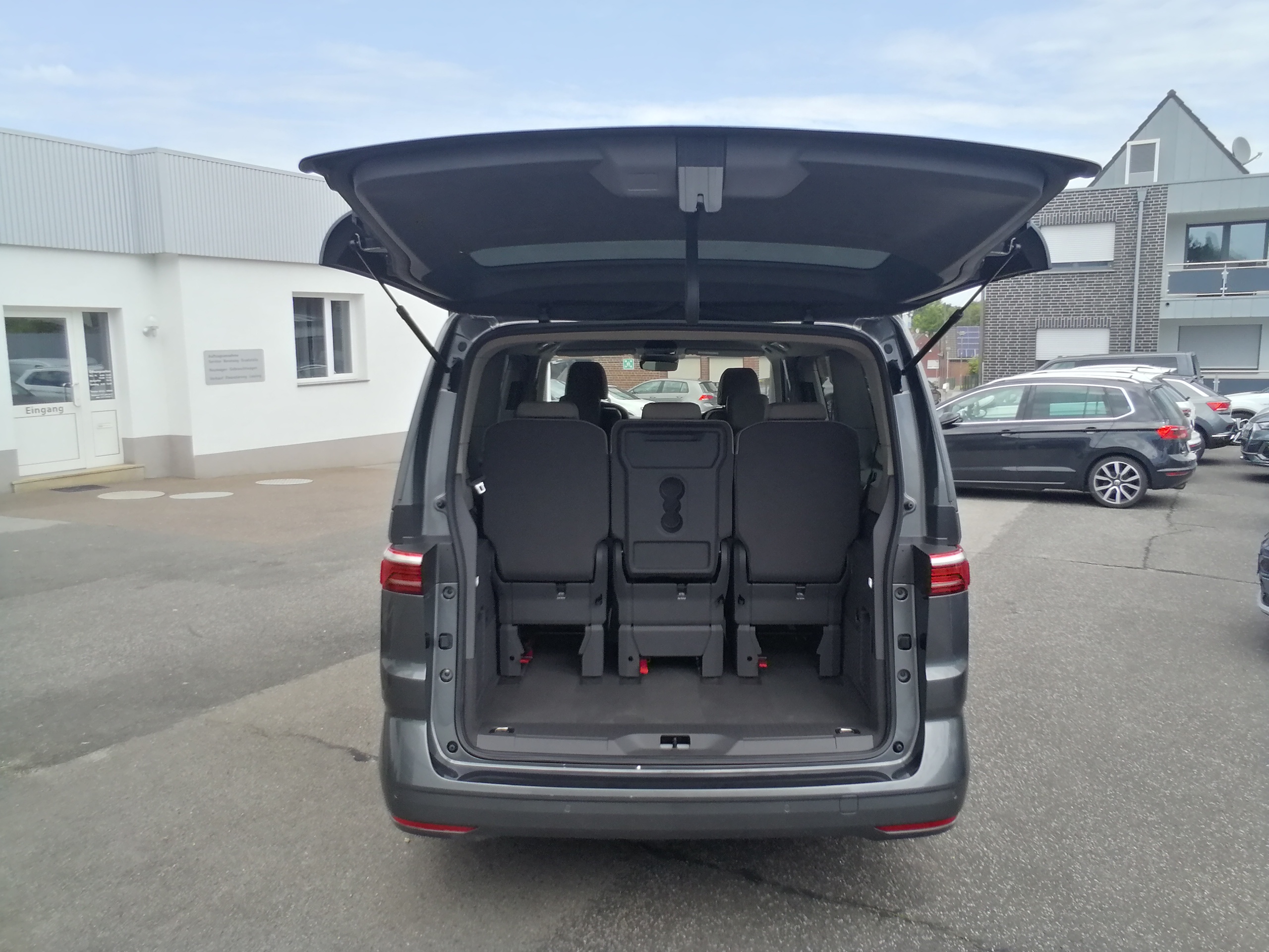 Volkswagen T7 Multivan 150 PS DSG Basis lang LED AHK ACC SHZ
