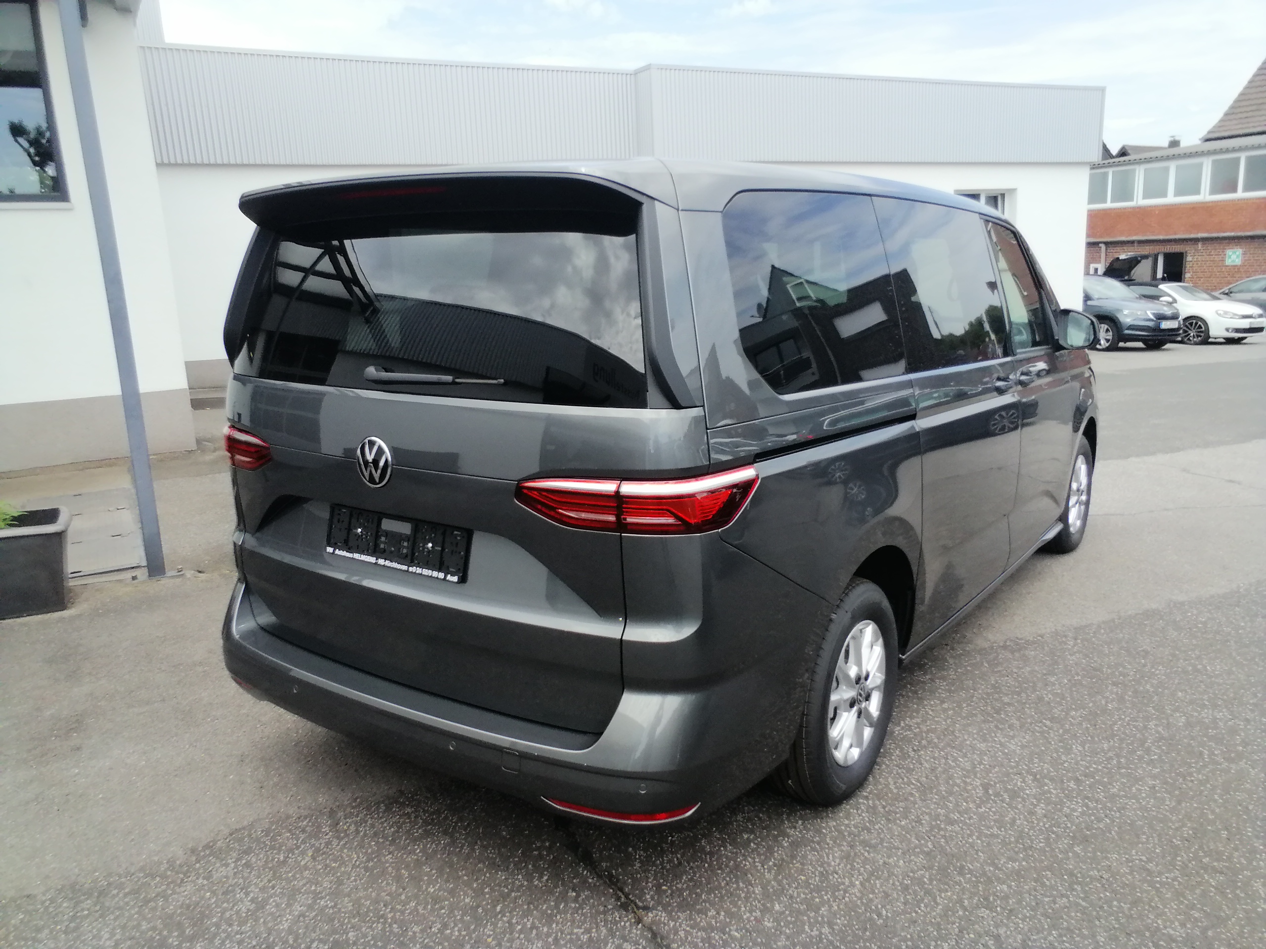 Volkswagen T7 Multivan 150 PS DSG Basis lang LED AHK ACC SHZ