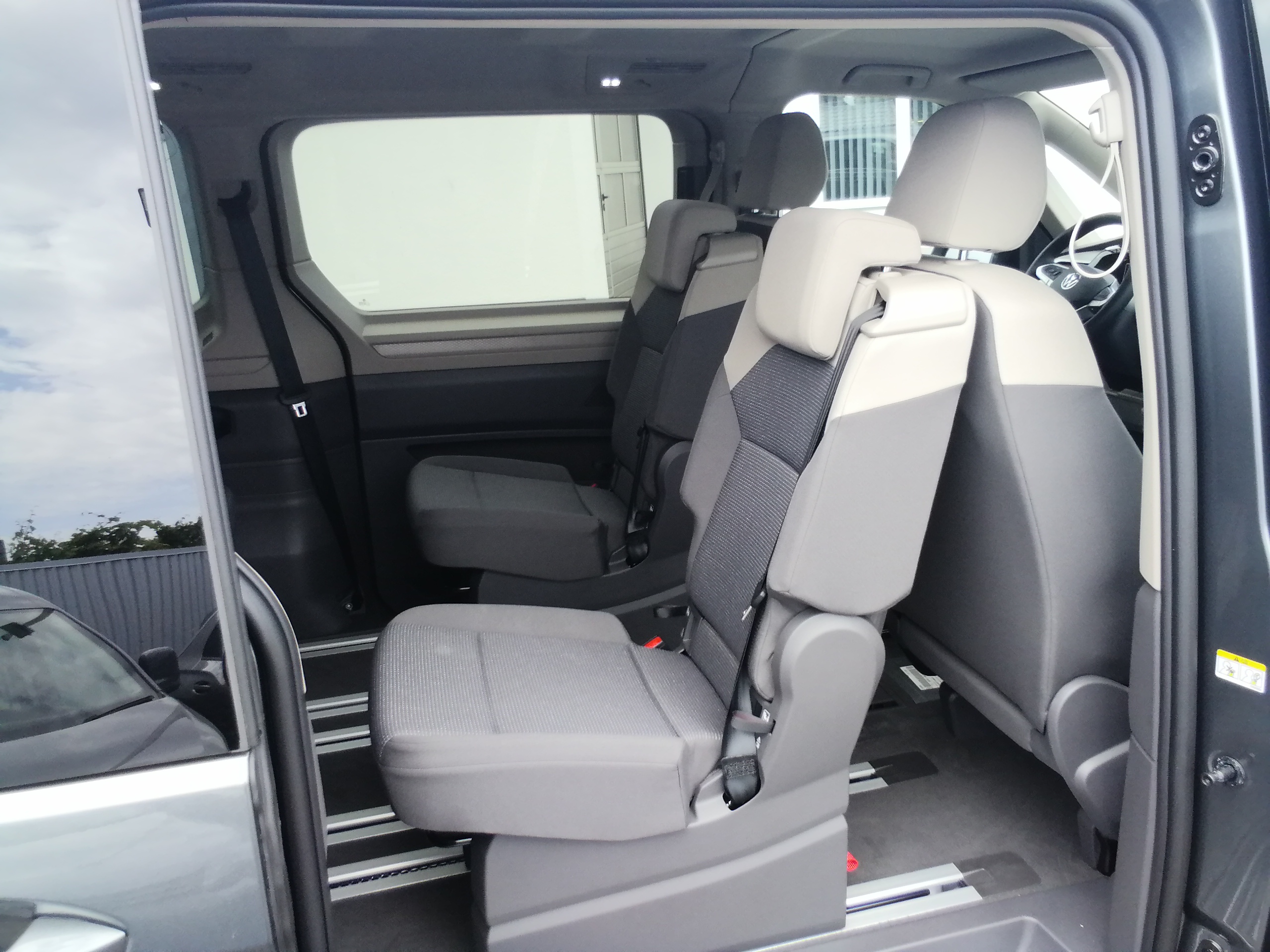 Volkswagen T7 Multivan 150 PS DSG Basis lang LED AHK ACC SHZ