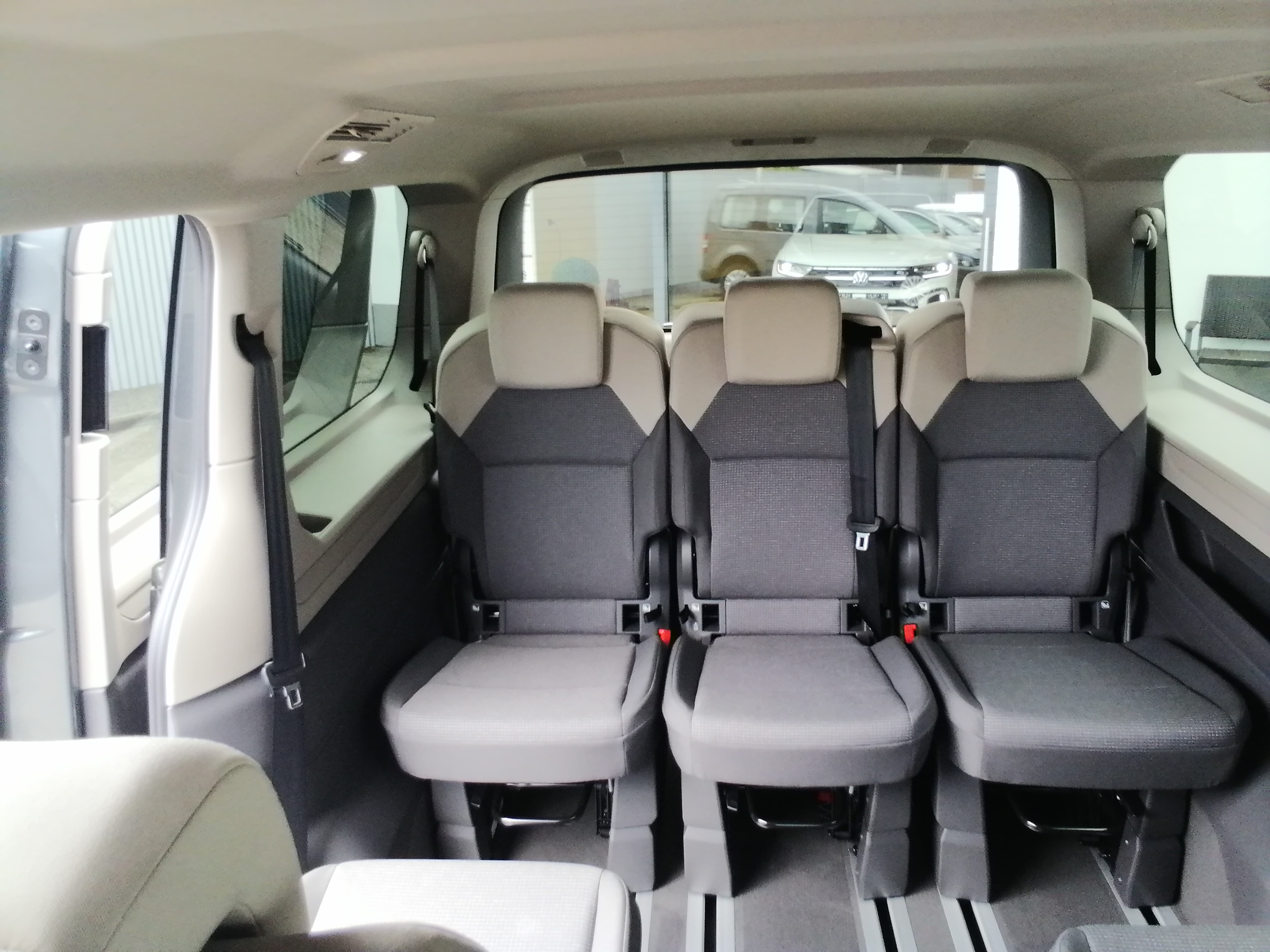 Volkswagen T7 Multivan 150 PS DSG Basis lang LED AHK ACC SHZ