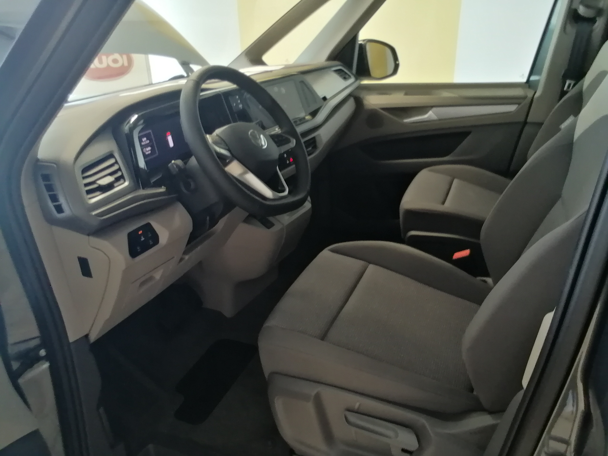 Volkswagen T7 Multivan 150 PS DSG Basis lang LED AHK ACC SHZ