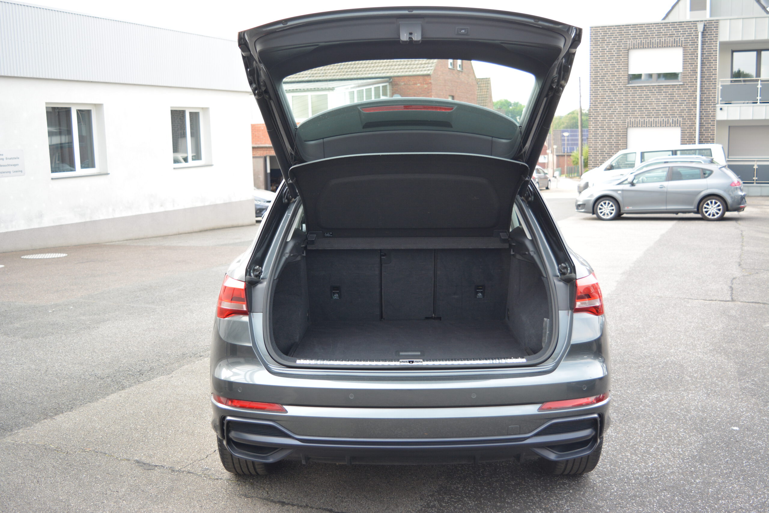 AUDI Q3 2,0 TDI 150 PS Stronic LED AHK ACC NAVI EPAKET