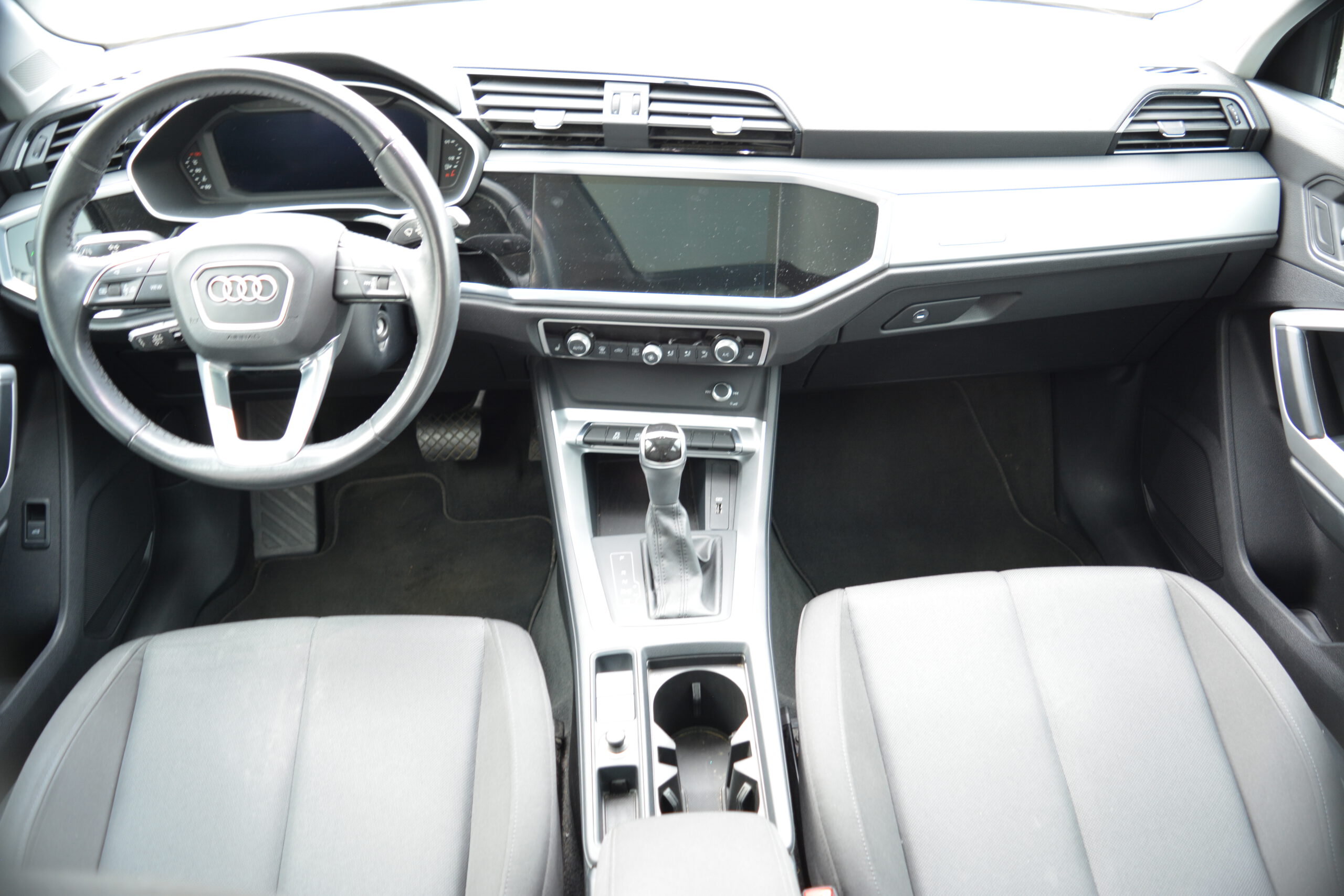AUDI Q3 2,0 TDI 150 PS Stronic LED AHK ACC NAVI EPAKET
