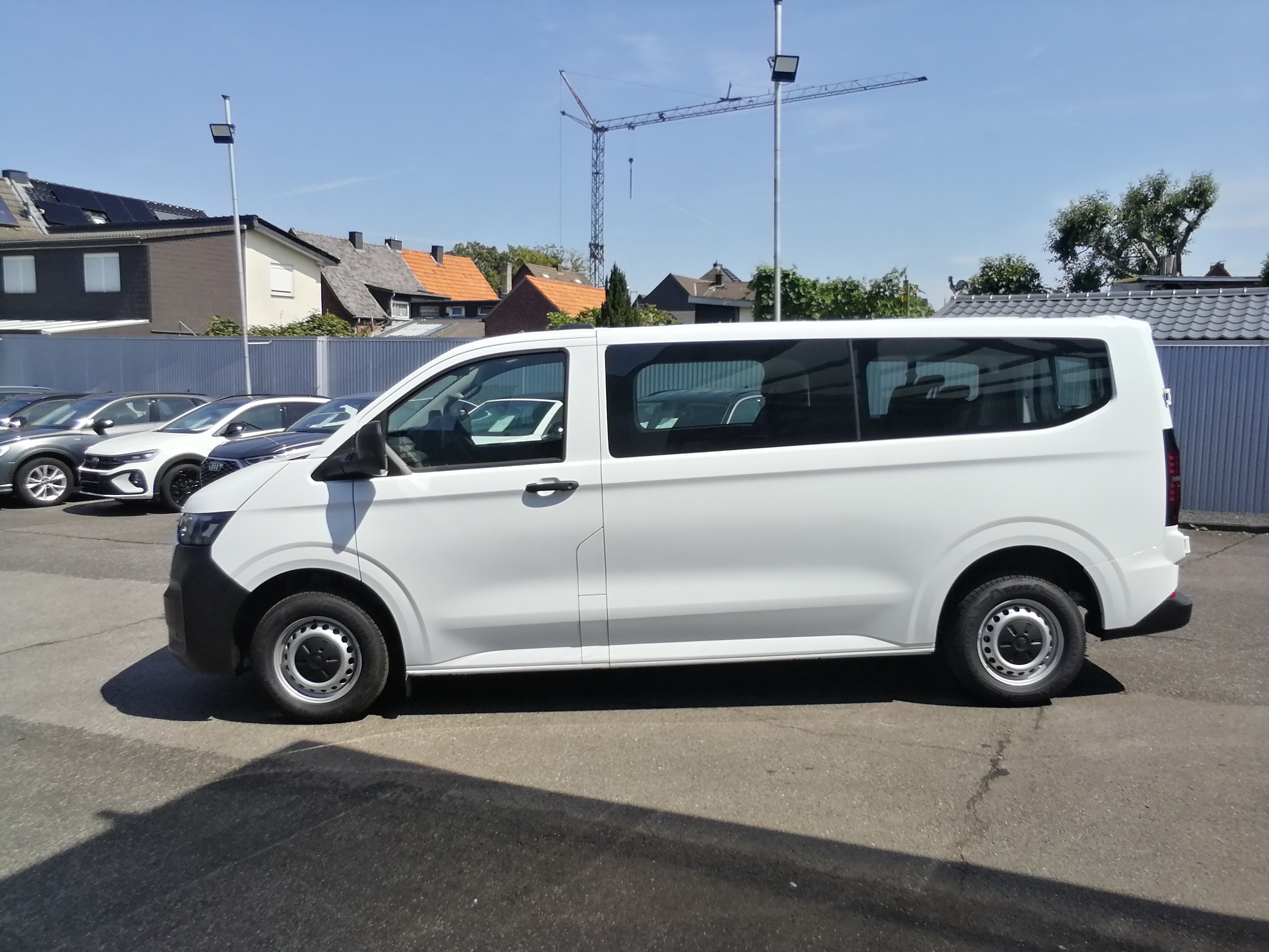 VW T7 Transporter Kombi TDI 150PS Lang 9 Sitze LED AHK NAVI GRA CAM