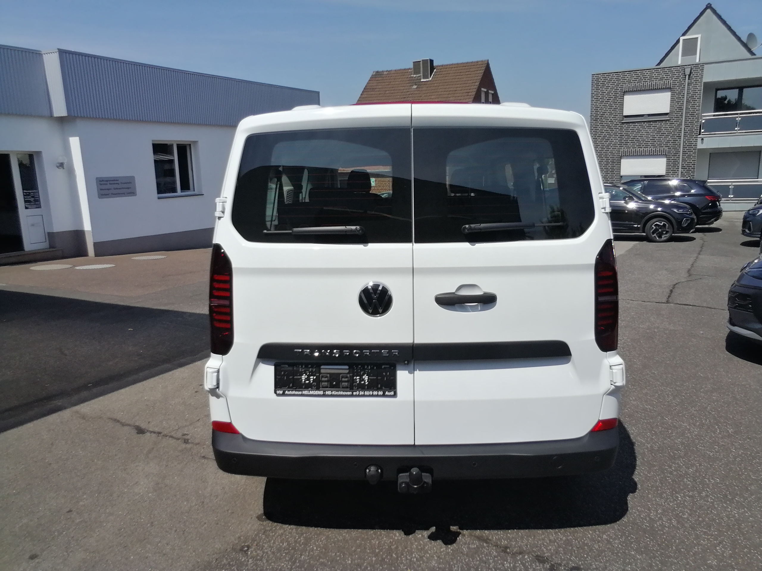 VW T7 Transporter Kombi TDI 150PS Lang 9 Sitze LED AHK NAVI GRA CAM