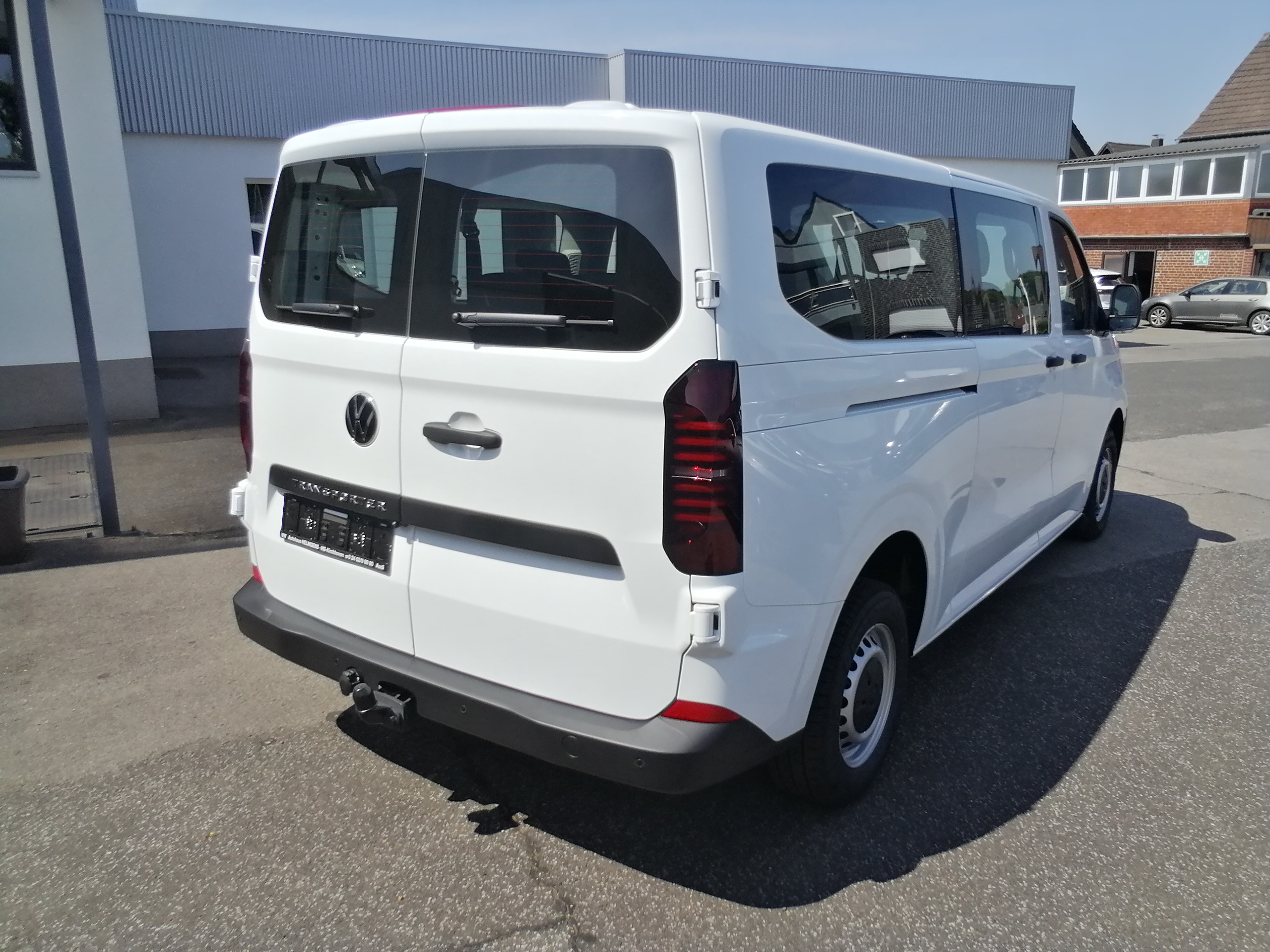 VW T7 Transporter Kombi TDI 150PS Lang 9 Sitze LED AHK NAVI GRA CAM
