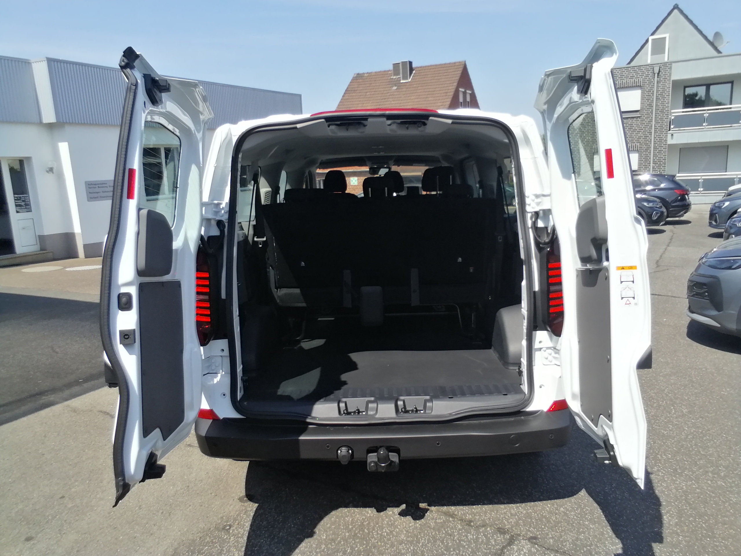 VW T7 Transporter Kombi TDI 150PS Lang 9 Sitze LED AHK NAVI GRA CAM