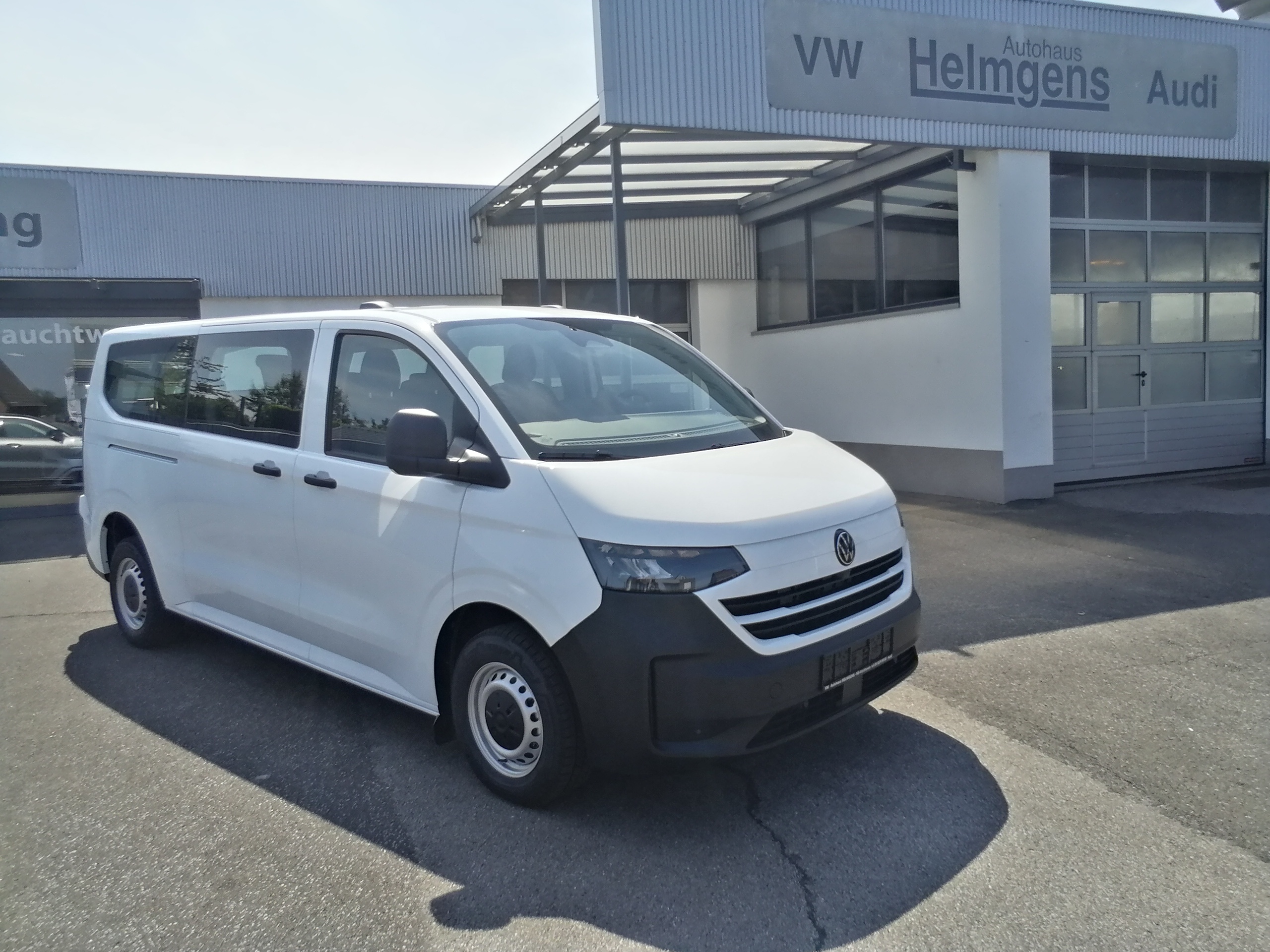 VW T7 Transporter Kombi TDI 150PS Lang 9 Sitze LED AHK NAVI GRA CAM