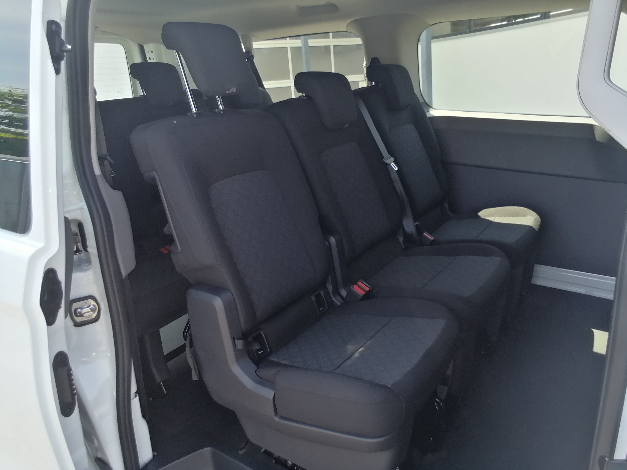 VW T7 Transporter Kombi TDI 150PS Lang 9 Sitze LED AHK NAVI GRA CAM