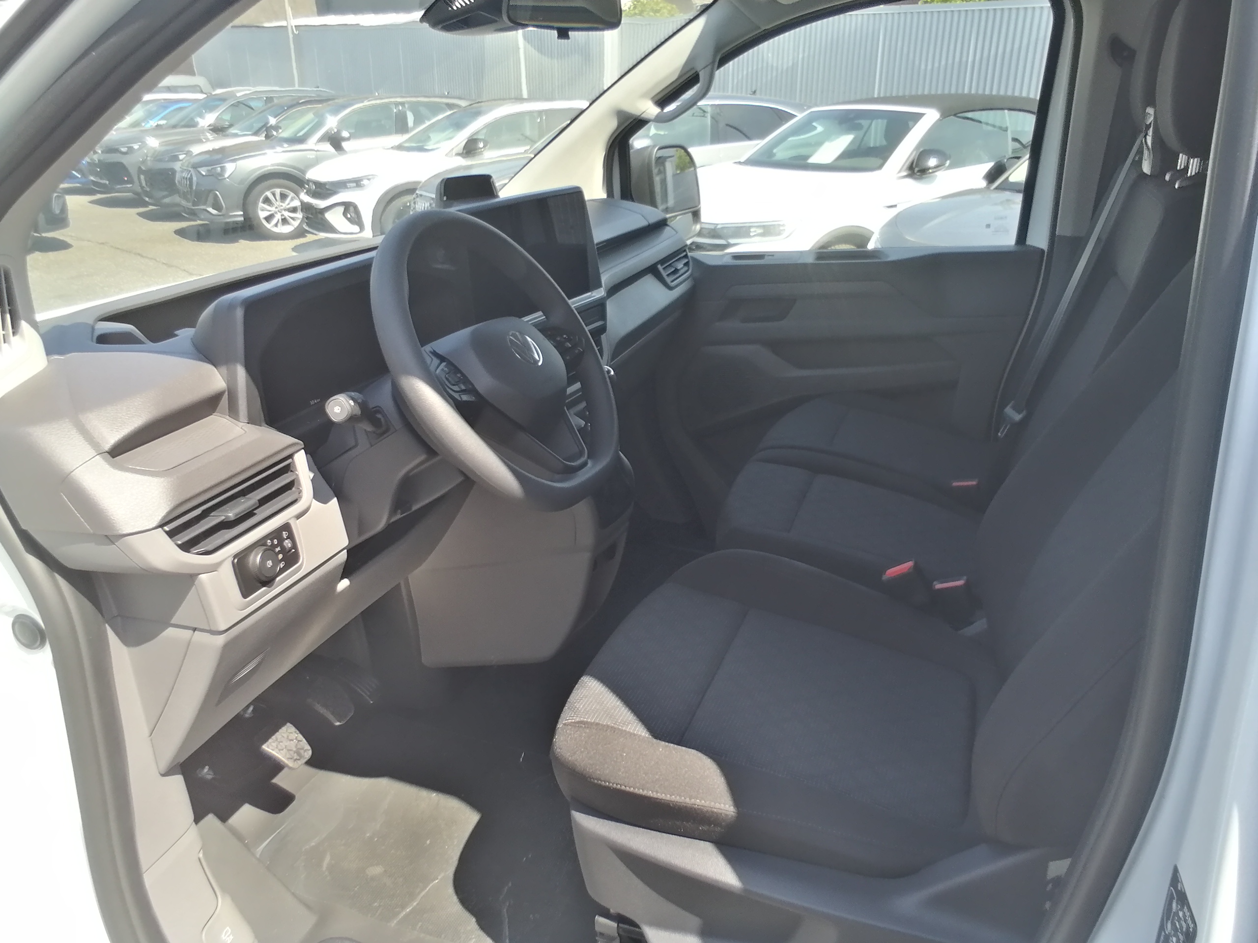 VW T7 Transporter Kombi TDI 150PS Lang 9 Sitze LED AHK NAVI GRA CAM