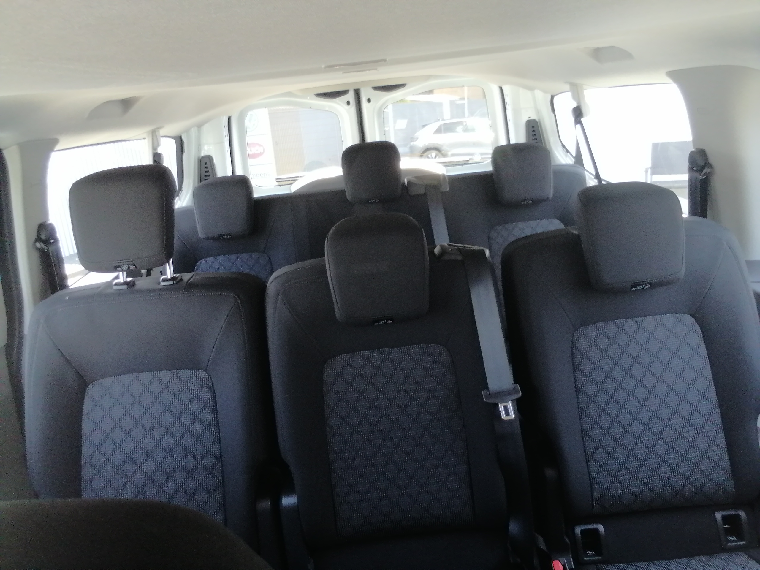 VW T7 Transporter Kombi TDI 150PS Lang 9 Sitze LED AHK NAVI GRA CAM